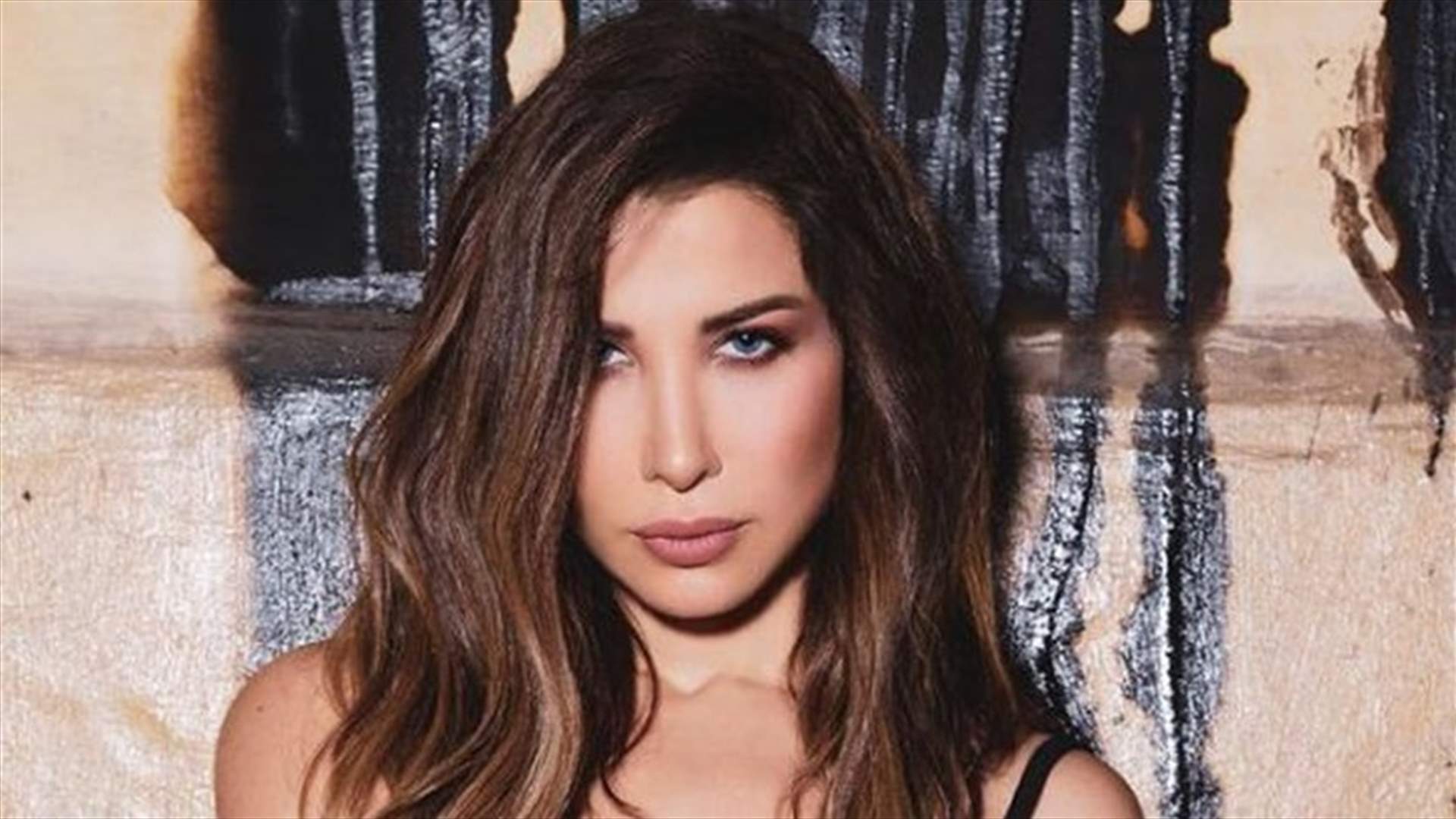 بنات نانسي عجرم بإطلالة بيضاء وشموع ذهبية في أحد الشعانين