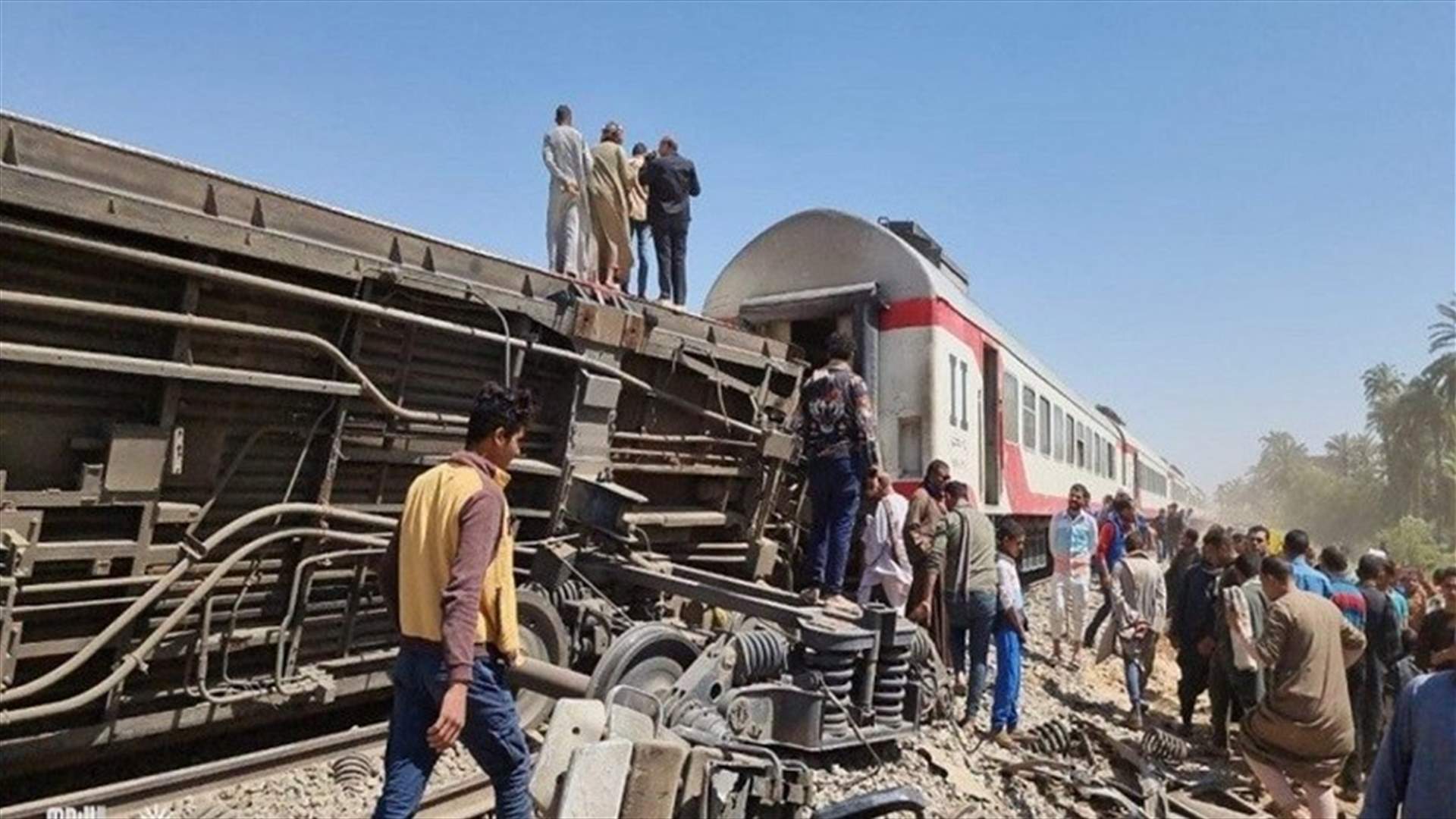 توقيف سائقي قطاري الصعيد و6 مسؤولين في السكك الحديد في قضية حادث التصادم