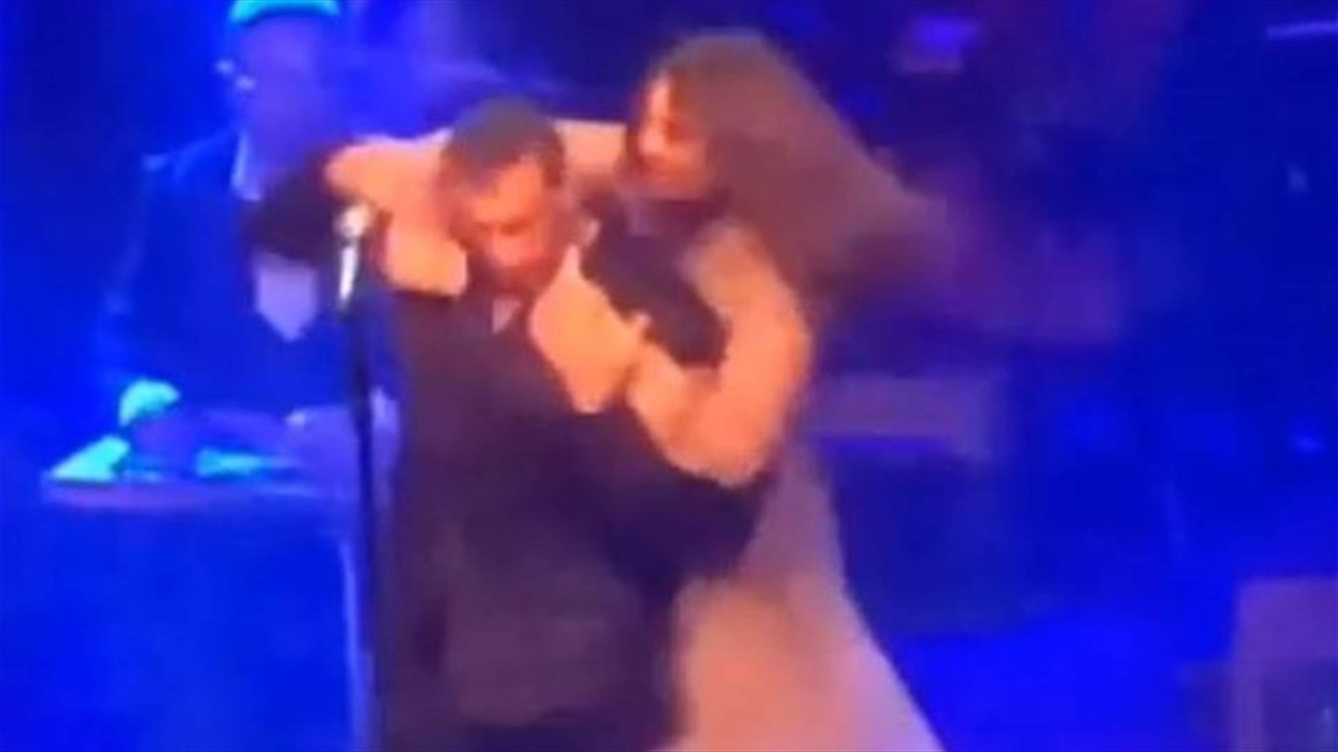 "مهووسة كاظم الساهر" نادمة... هذه رسالتها بعدما أخافته على المسرح قبل عامين