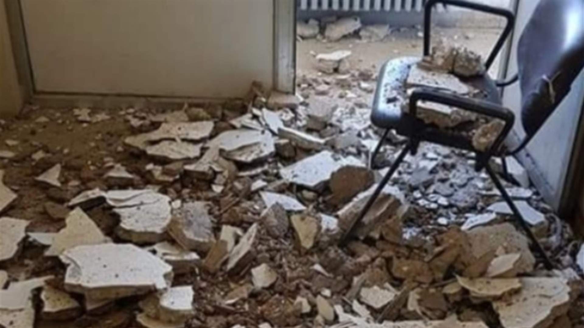 انهيار قسم من سقف مبنى سرايا اميون... وتوقف معاملات المواطنين