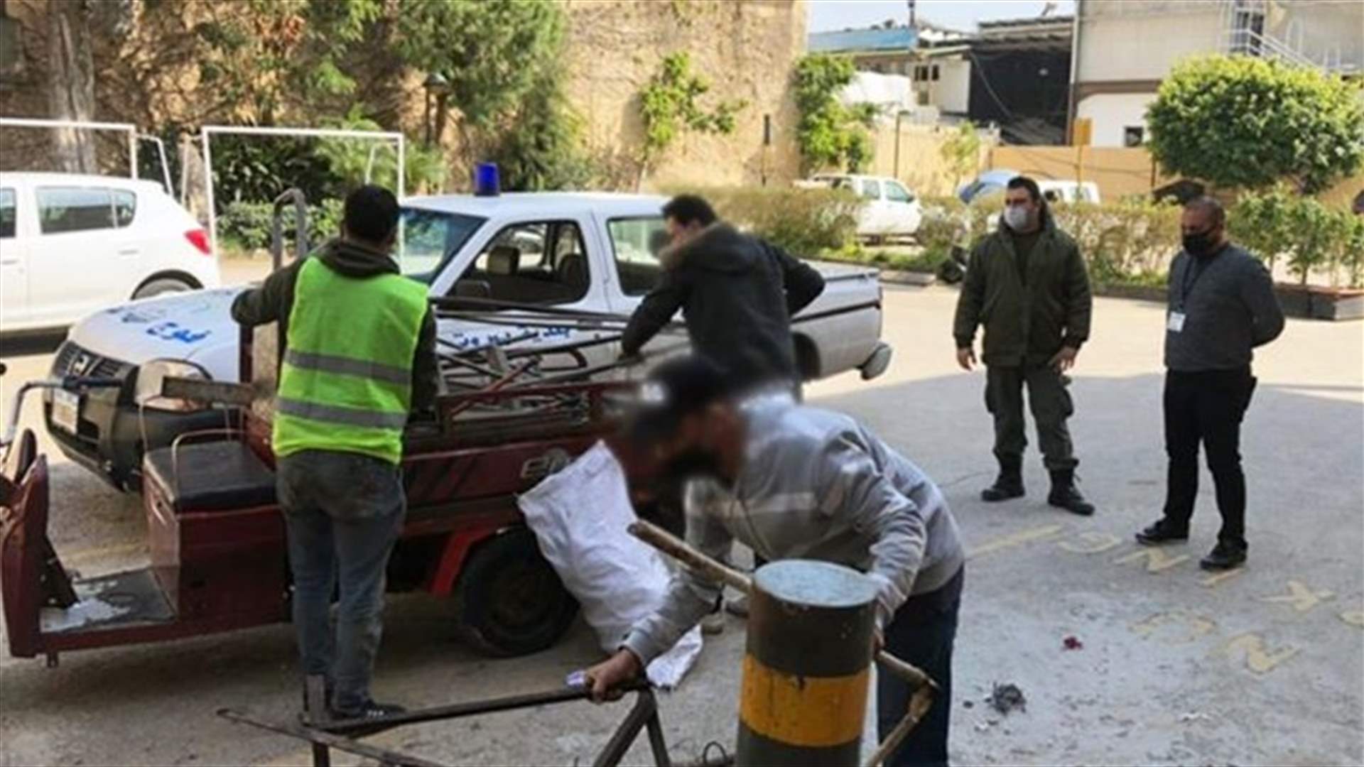 دورية من حرس بيروت أوقفت 3 أشخاص في المصيطبة يستقلون دراجة محملة بمواد مسروقة