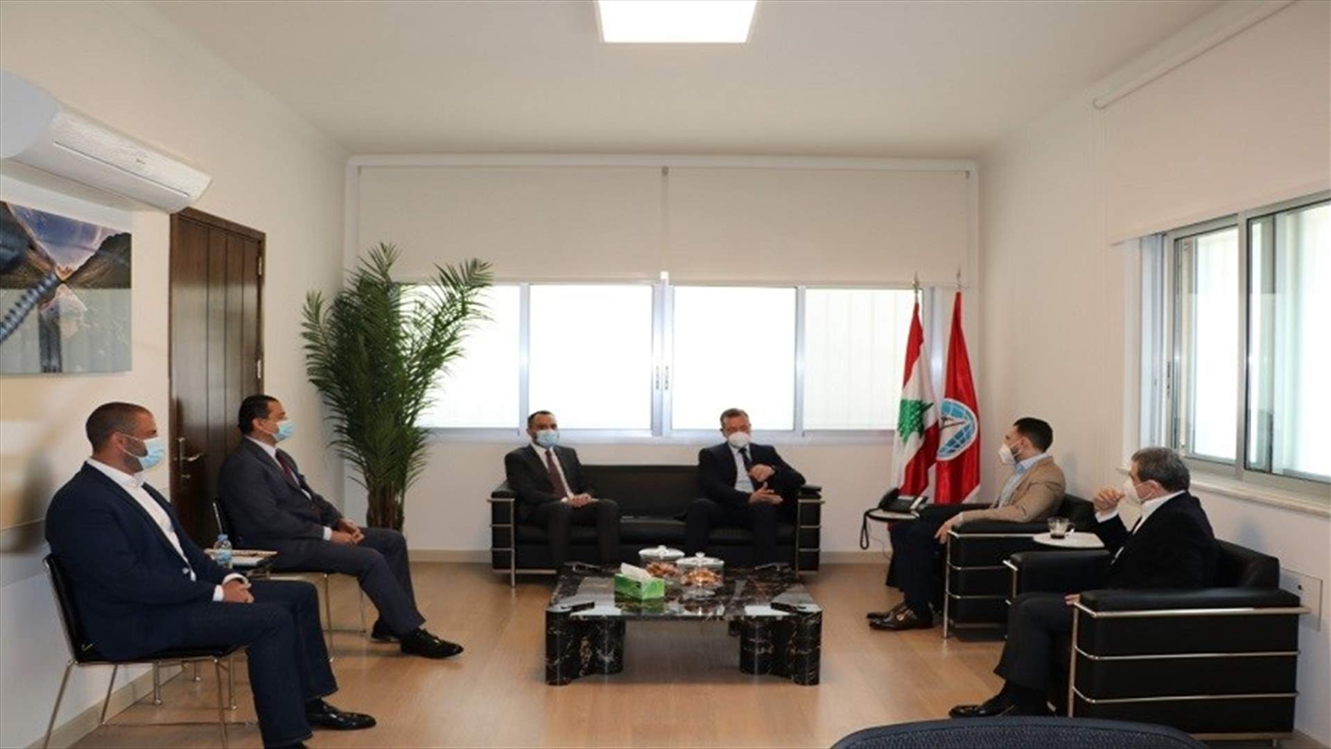 النائب جنبلاط عرض الأوضاع مع سفير سلوفاكيا