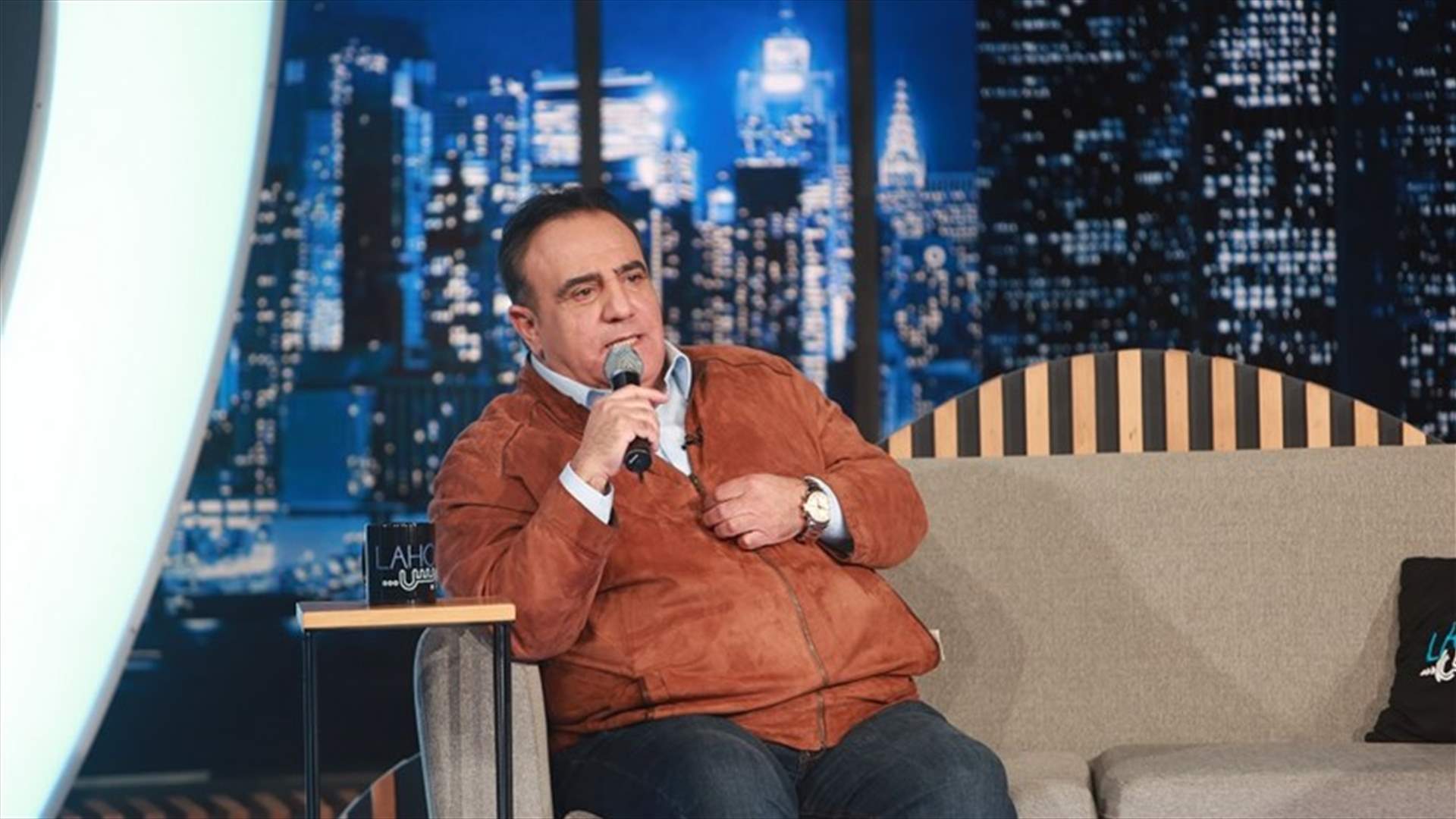 انطبعتا في عقول المستمعين... شادي جميل يؤدي &quot;انسى غرامك راح&quot; و&quot;عايل ماني عايل&quot; في لهون وبس