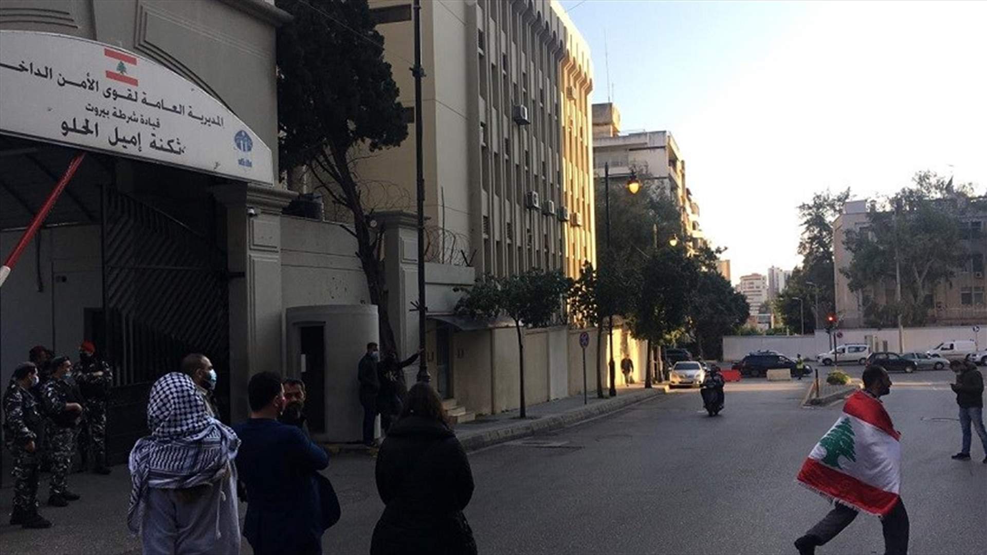 قطع الطريق أمام ثكنة الحلو احتجاجا على توقيف ناشطين منذ 3 اسابيع