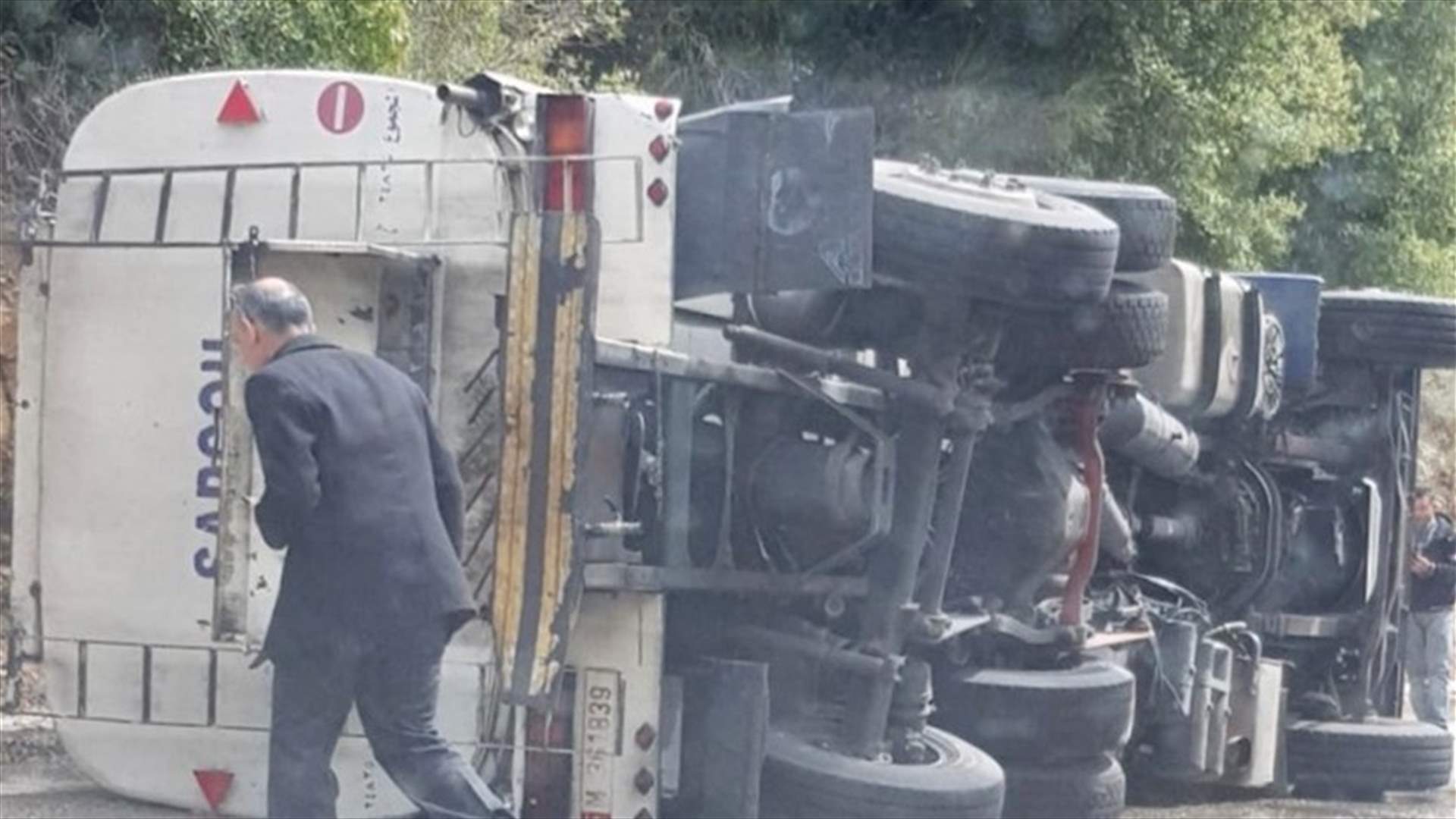 انقلاب صهريج مازوت ادى الى قطع طريق دير القمر معاصر بيت الدين