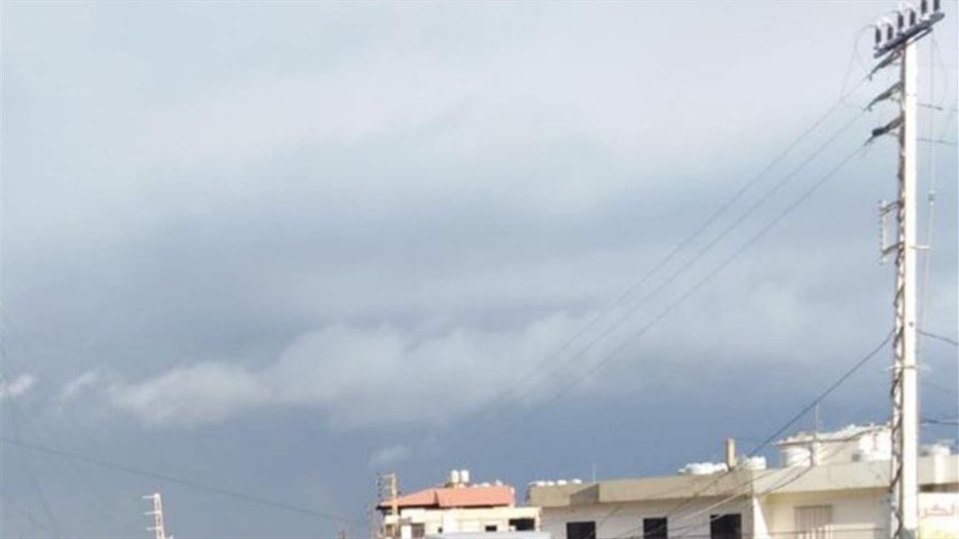 سقوط عمود كهرباء يقطع طريق الضنية ـ طرابلس (صورة)