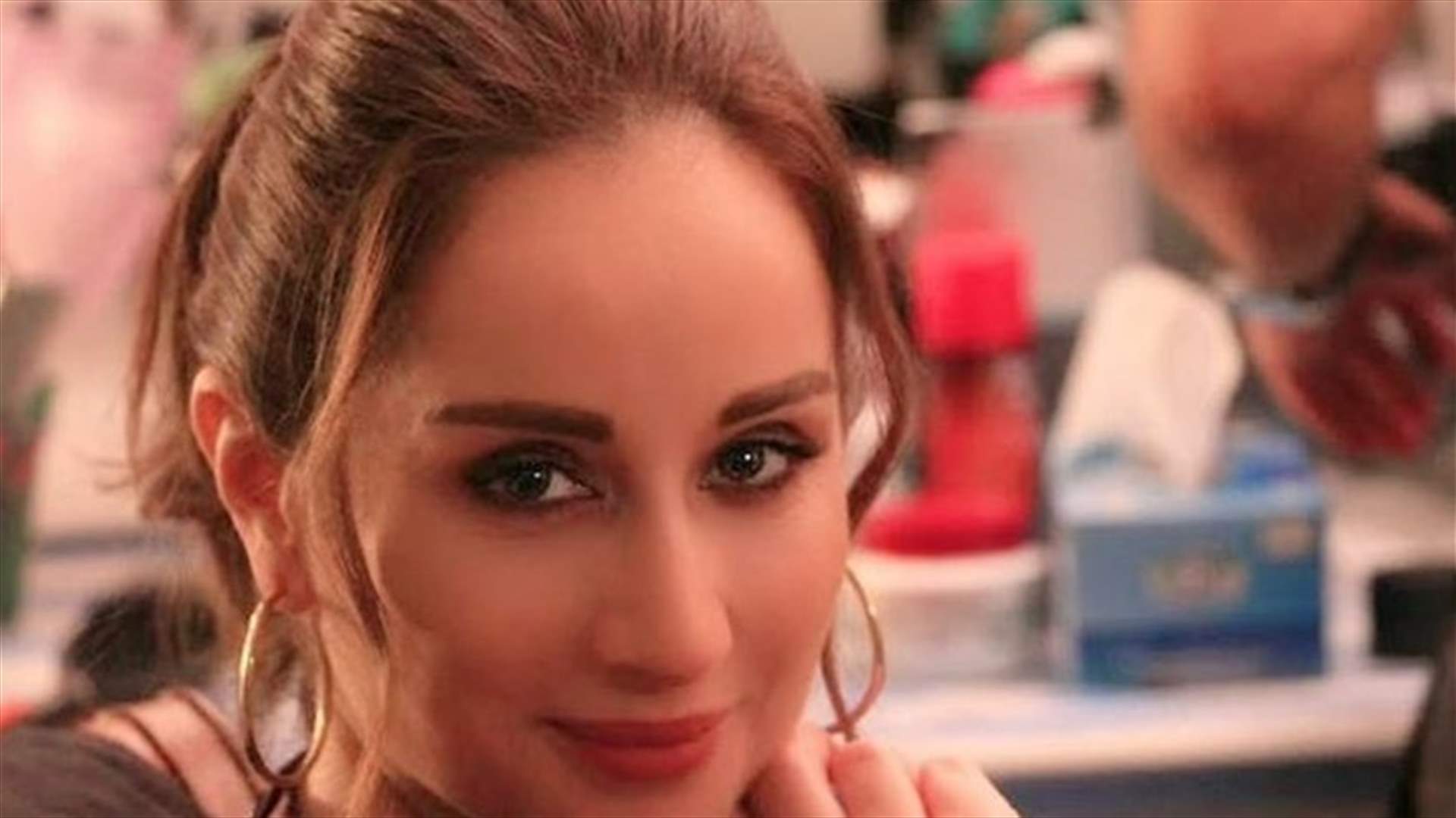 والد كارين رزق الله يتلقى لقاح كورونا... ابنته وثّقت اللحظة بالصورة