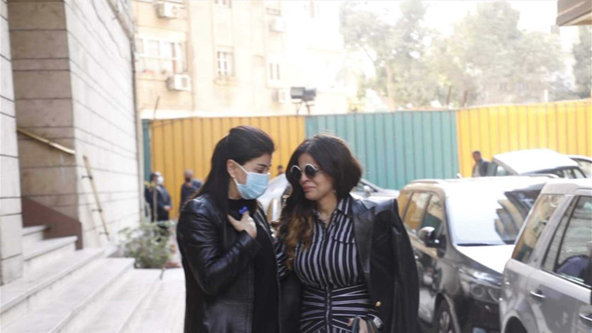 جمانة مراد تستقبل المُعزّين بوفاة ابنتها بالدموع (فيديو)