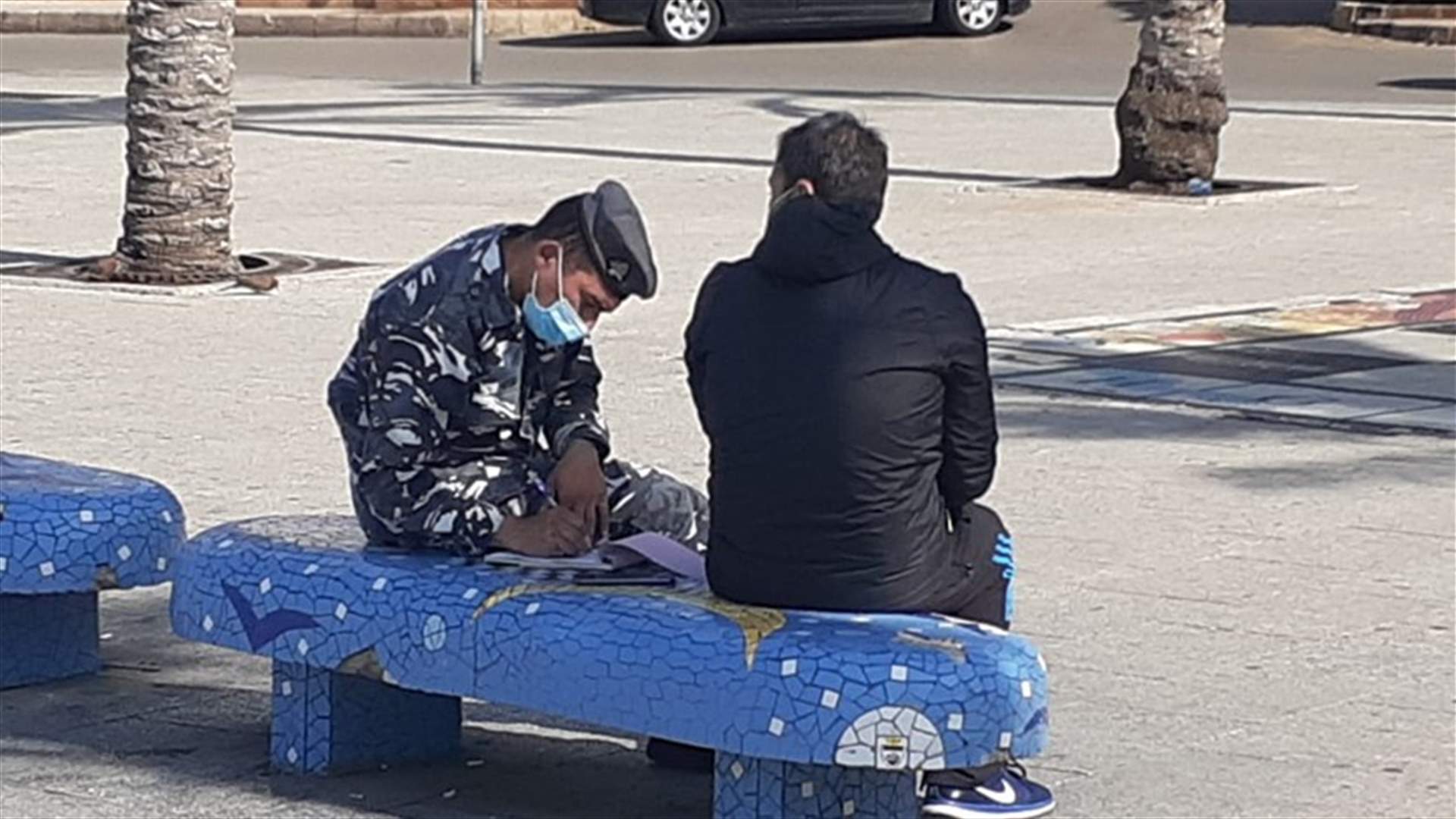 محاضر ضبط بحق المخالفين لقرار الإغلاق على الكورنيش البحري في بيروت وضبيه (صور)