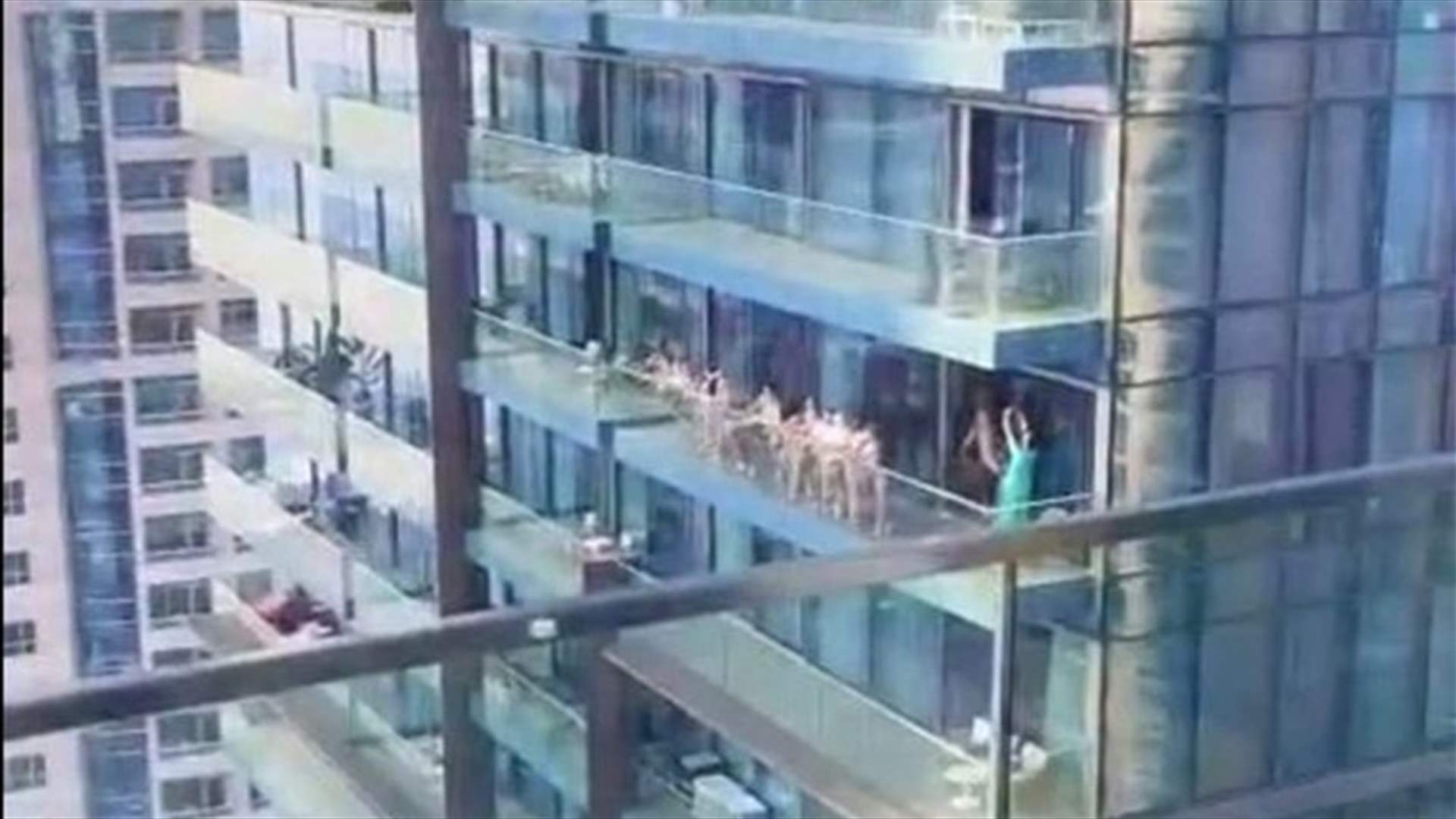 اعتقال أكثر من 10 سيدات صوّرن عاريات على شرفة منزل في دبي