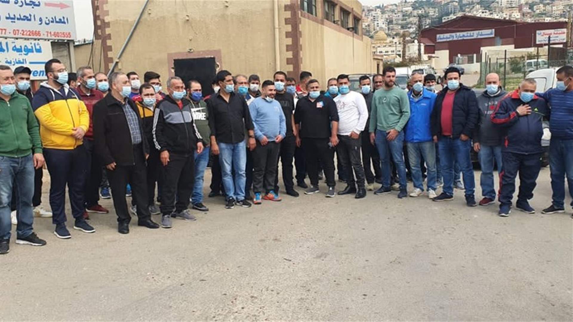 اعتصام للقصابين أمام مسلخ الغازية احتجاجا على وقف بيع اللحم المدعوم