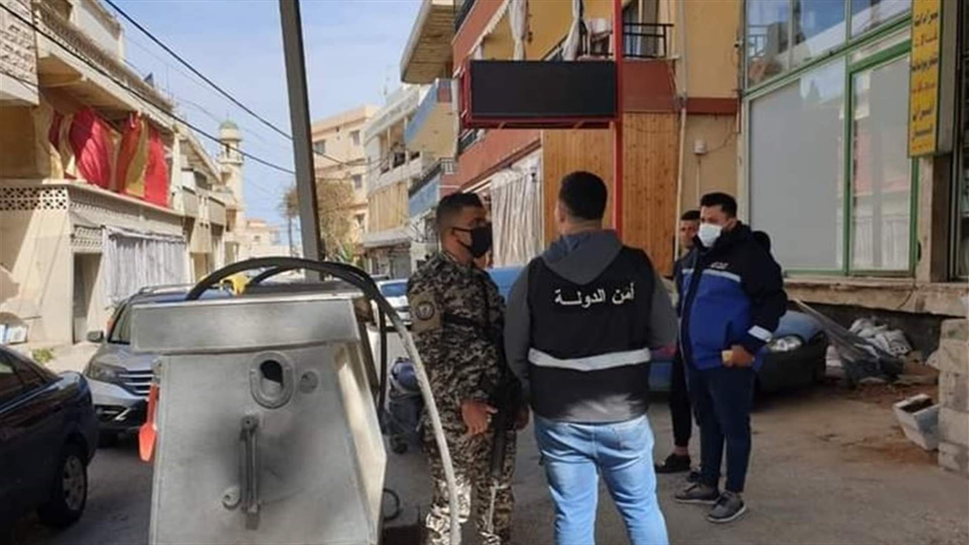 جولة لحماية المستهلك بمؤازرة امنية على السوبرماركت ومحطات المحروقات في بلدة انصارية (صورة)