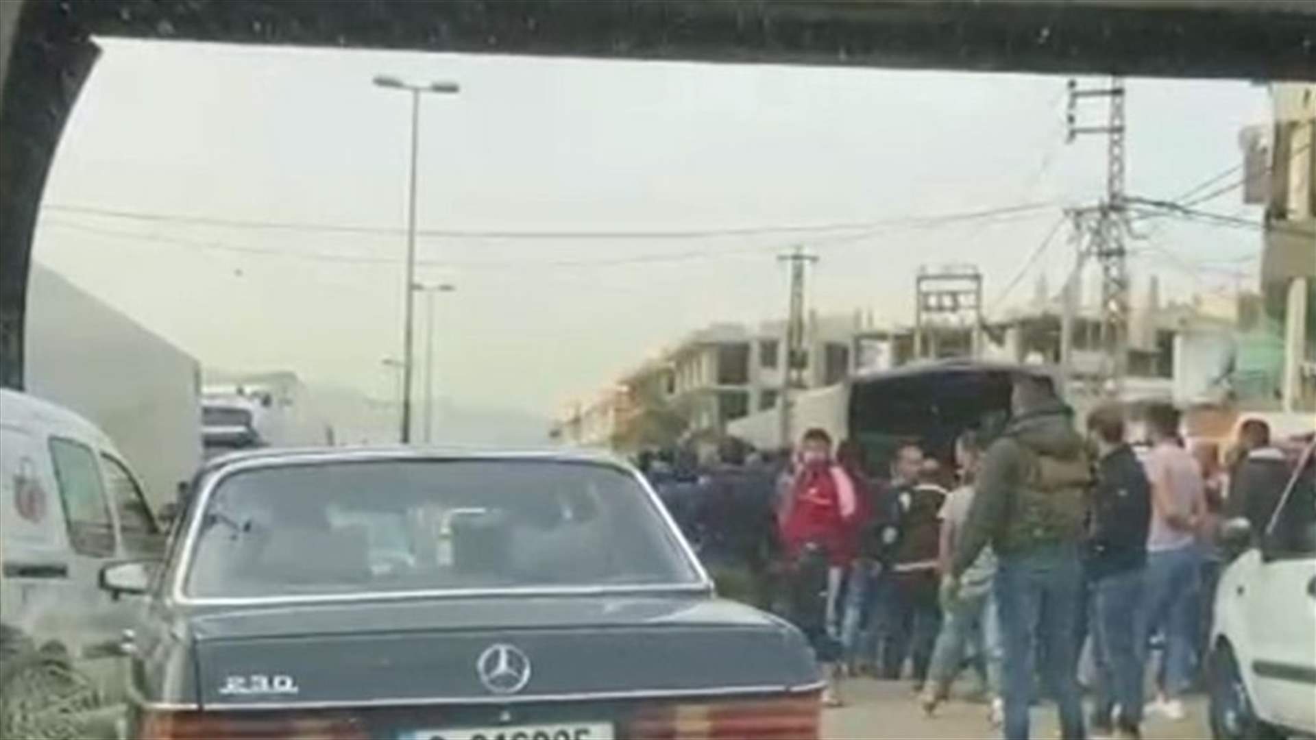 محتجون اعترضوا 4 شاحنات بداخلها بنزين ومازوت مهرب في المحمرة