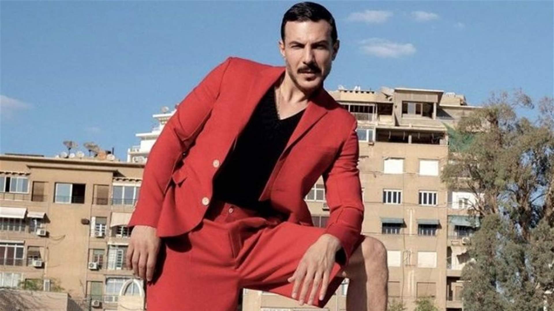 باسل خياط بسروال أحمر قصير وصندل مفتوح... &quot;ثقته لا تتزعزع&quot; (صور)