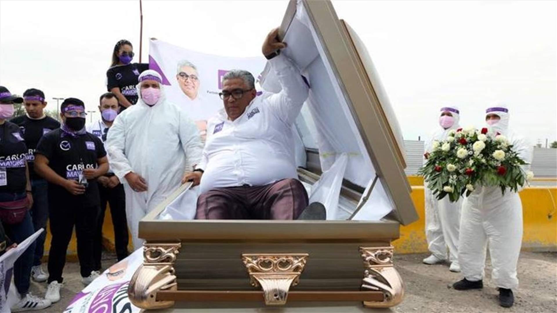 في المكسيك... مرشّح للإنتخابات البرلمانية يطلق حملته من داخل نعش (فيديو)