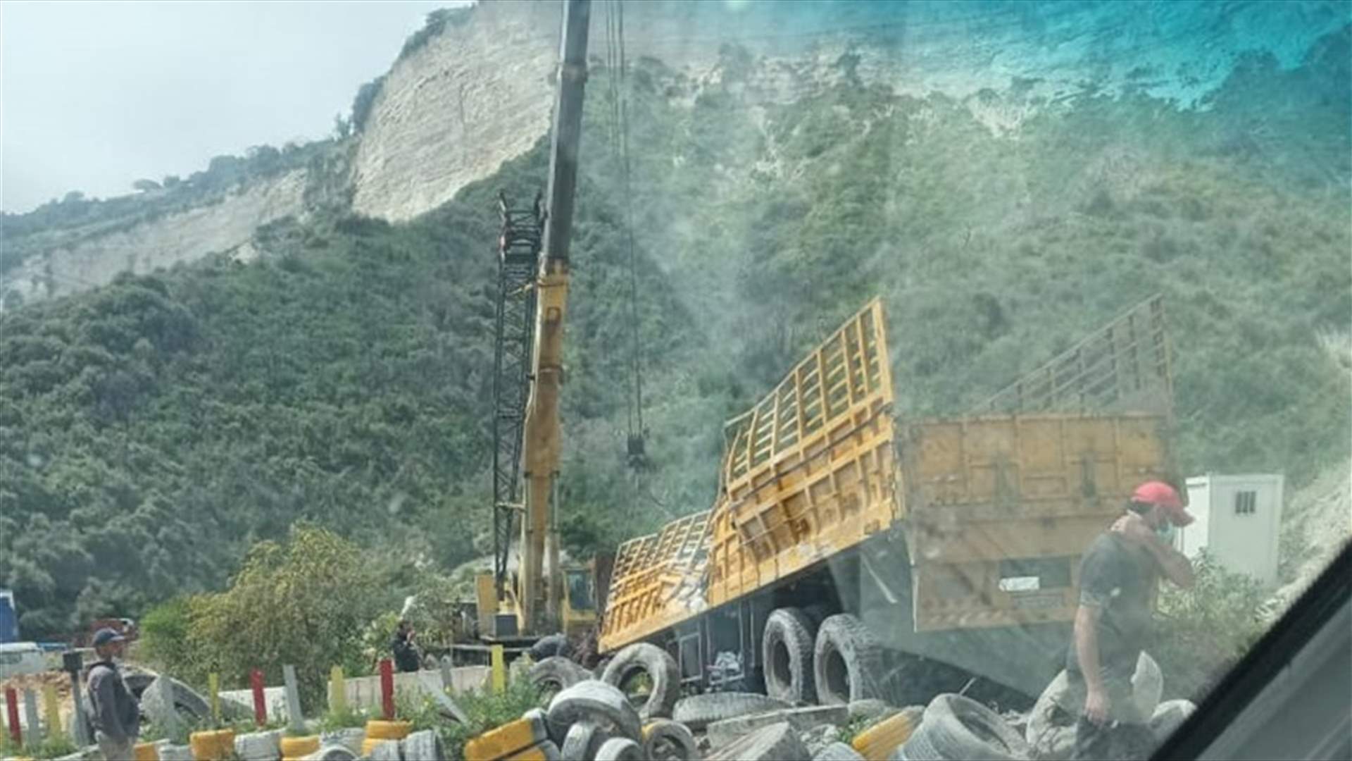 انقلاب شاحنة على اوتوستراد شكا وسقوط جريح (صور)