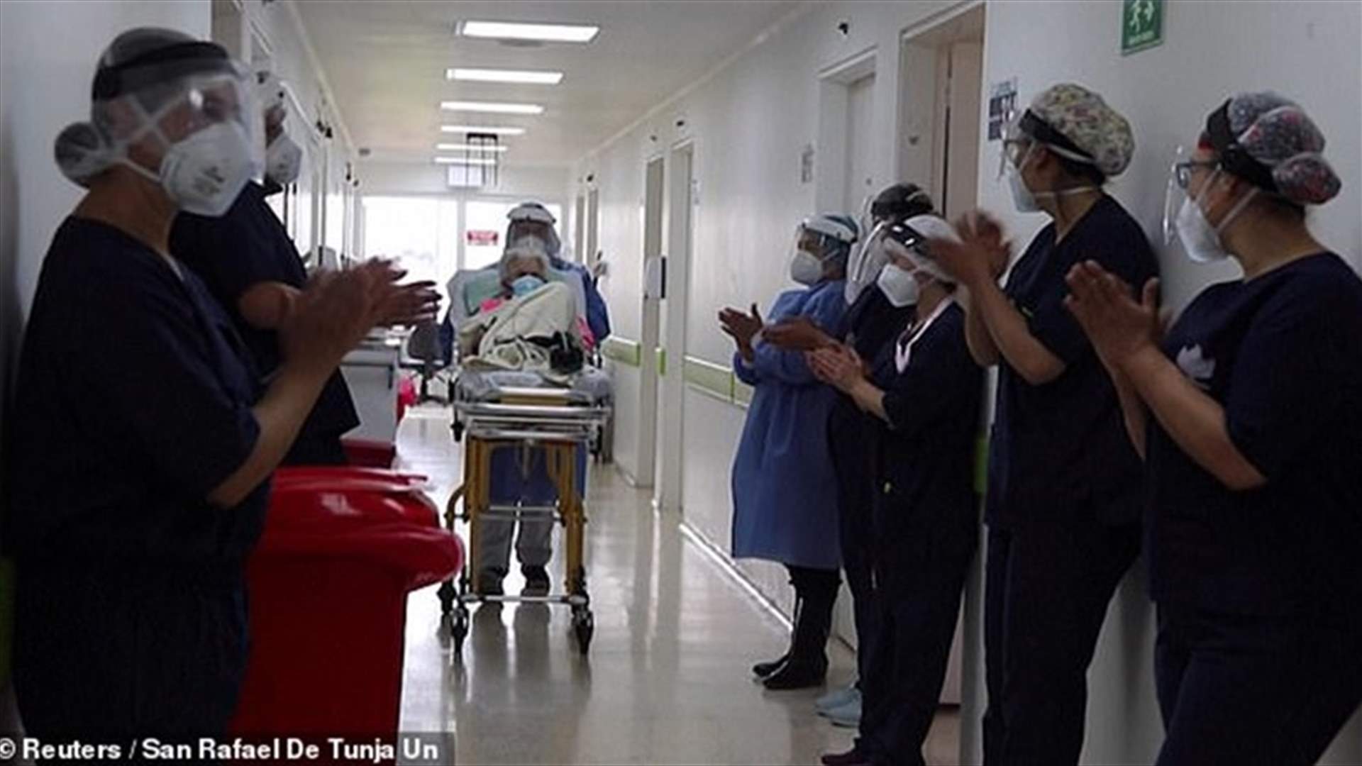 وسط تصفيق الكوادر الطّبية...معمرة كولومبية تخرج من المستشفى بعدما هزمت كورونا للمرّة الثّانية (فيديو)