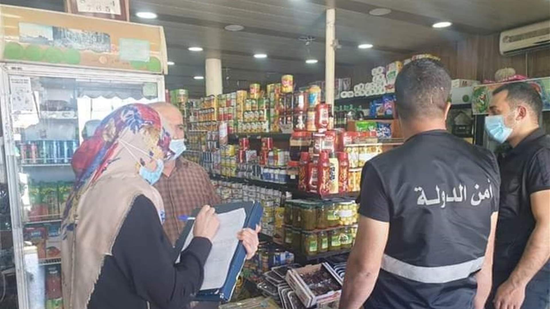 جولة لفريق حماية المستهلك في الزهراني بمؤازرة امنية في محال بيع المواد الغذائية