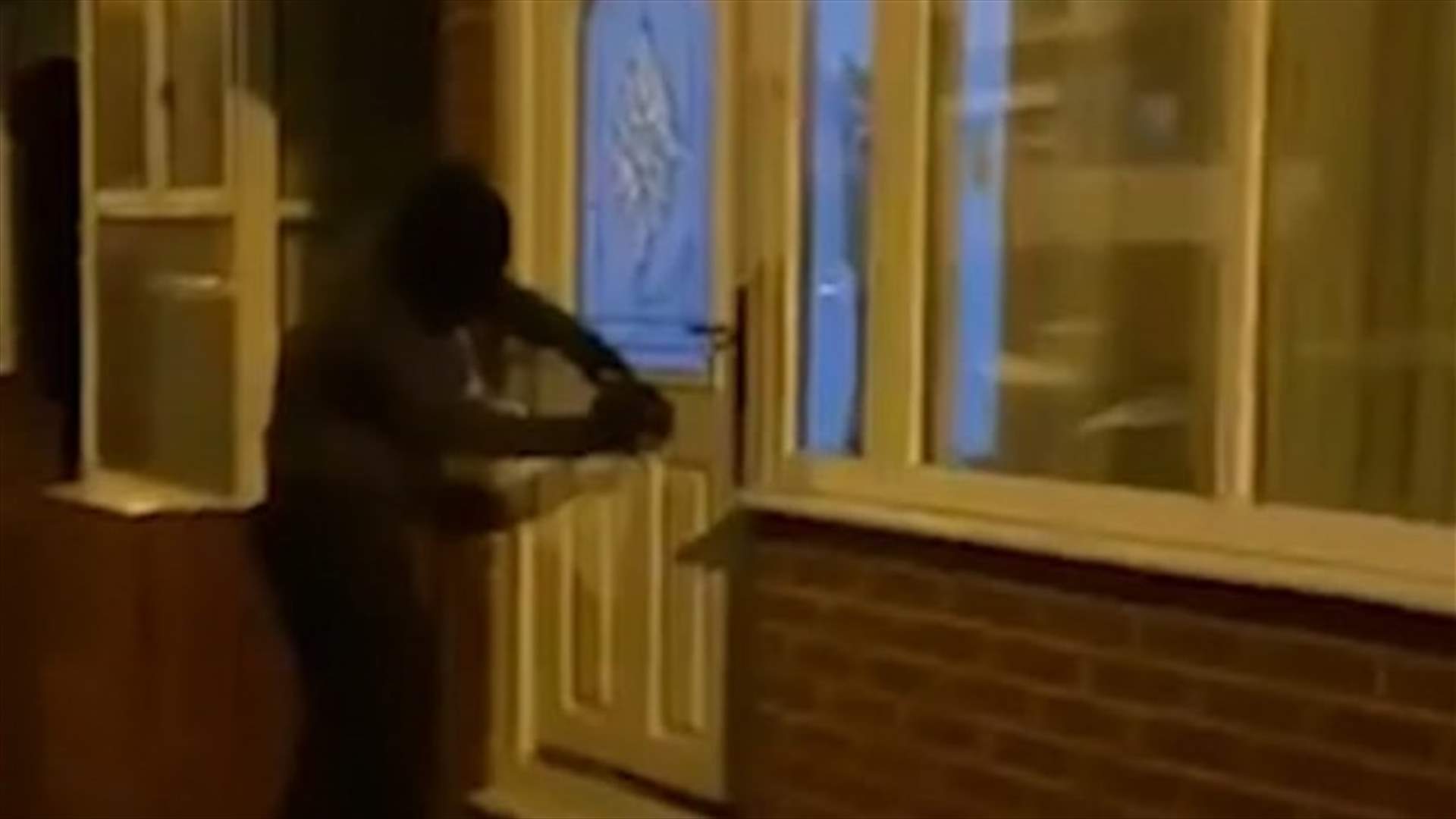في بريطانيا... لص يعيد أموالاً سرقها لهذا السّبب (فيديو)