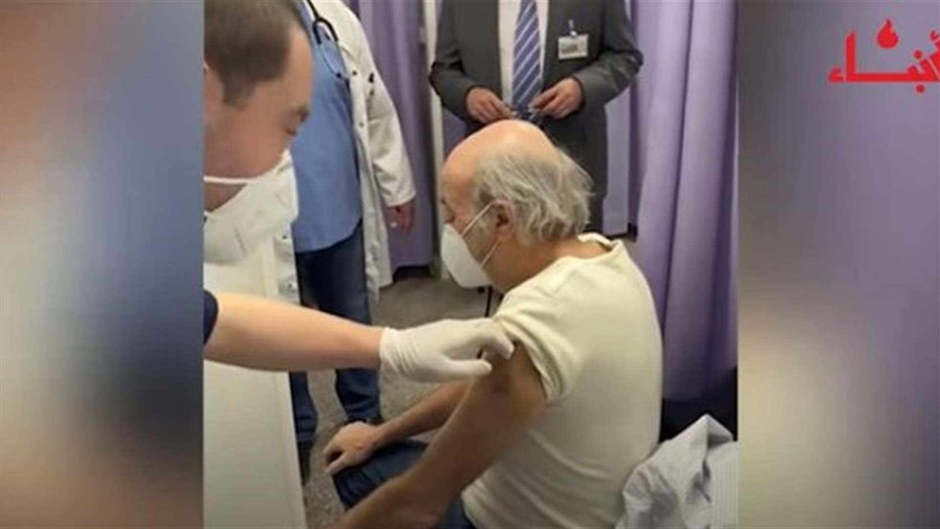 جنبلاط تلقى لقاح كورونا