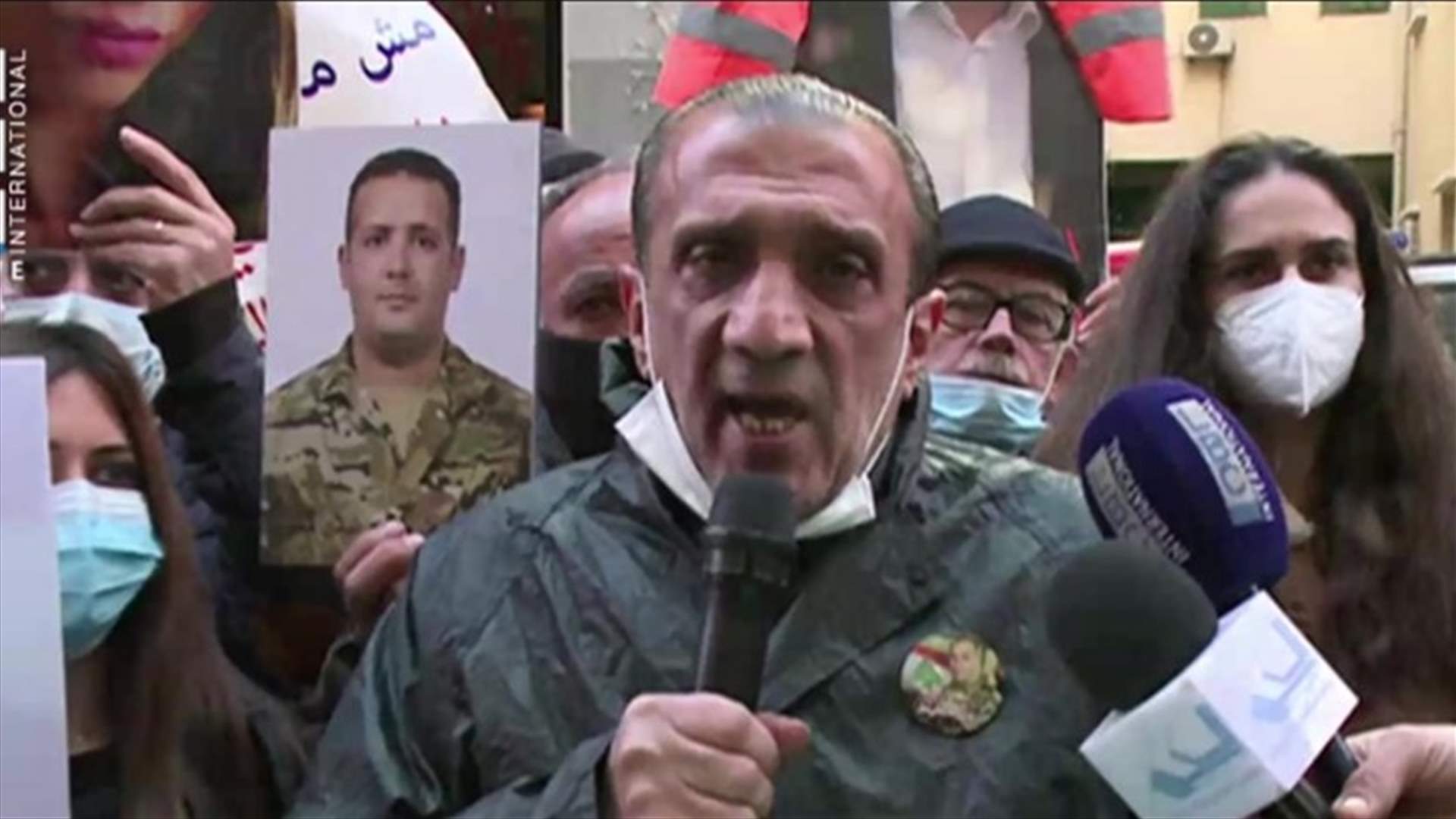 أهالي ضحايا انفجار المرفأ يعتصمون في محيط منزل نعمة... "سندّعي عليك" (فيديو)