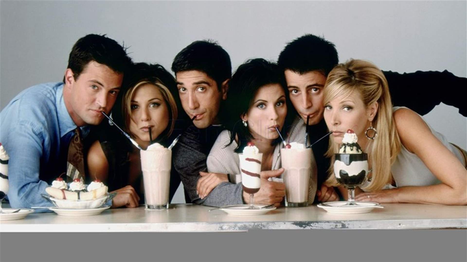 ماثيو بيري ينشر صورة من كواليس تصوير حلقة "لم الشمل" من مسلسل "Friends"... ويحذفها بعد لحظات