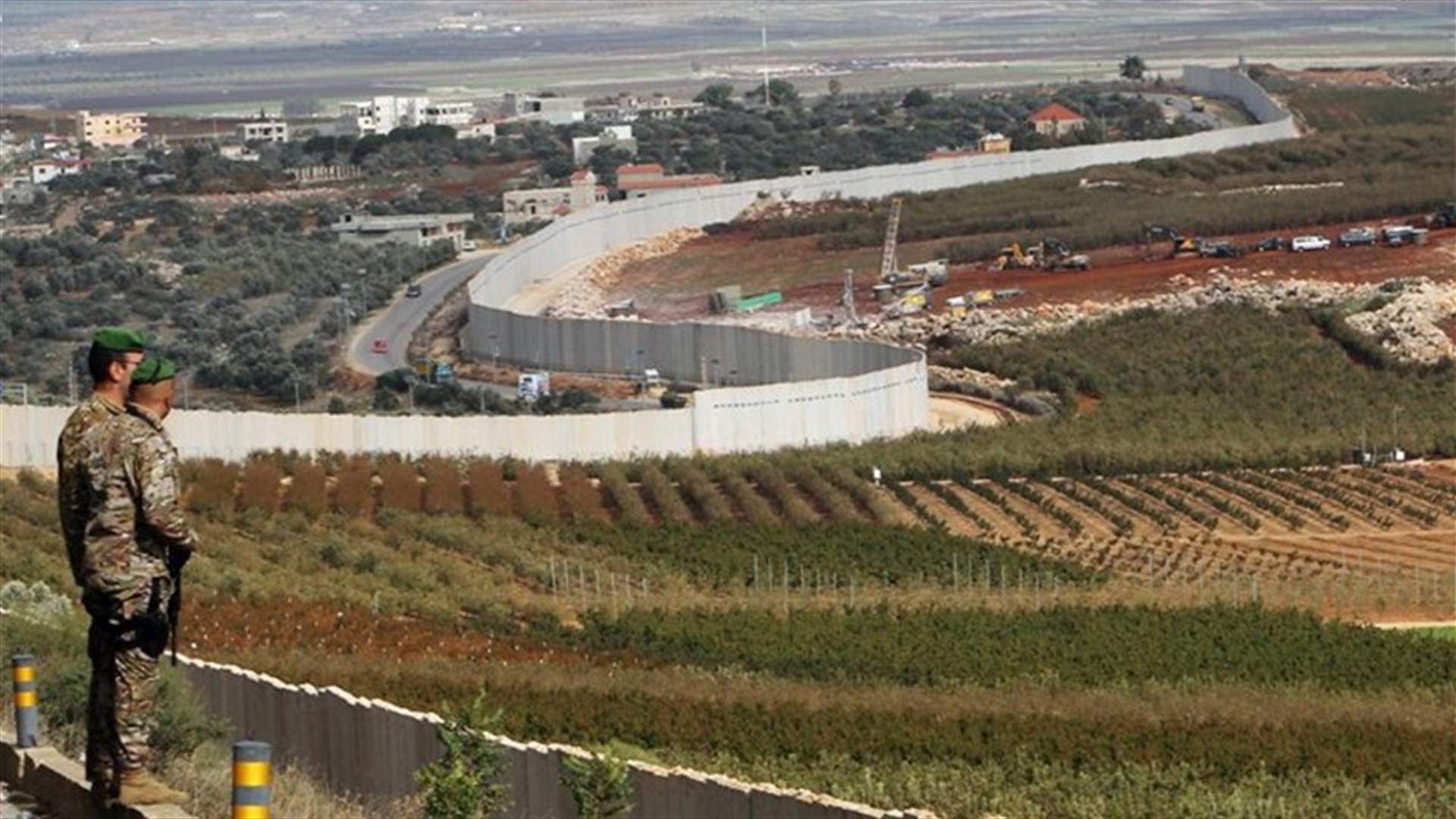 الجيش الاسرائيلي يتفقد الطريق الترابية مقابل بلدة عديسة  (صور)