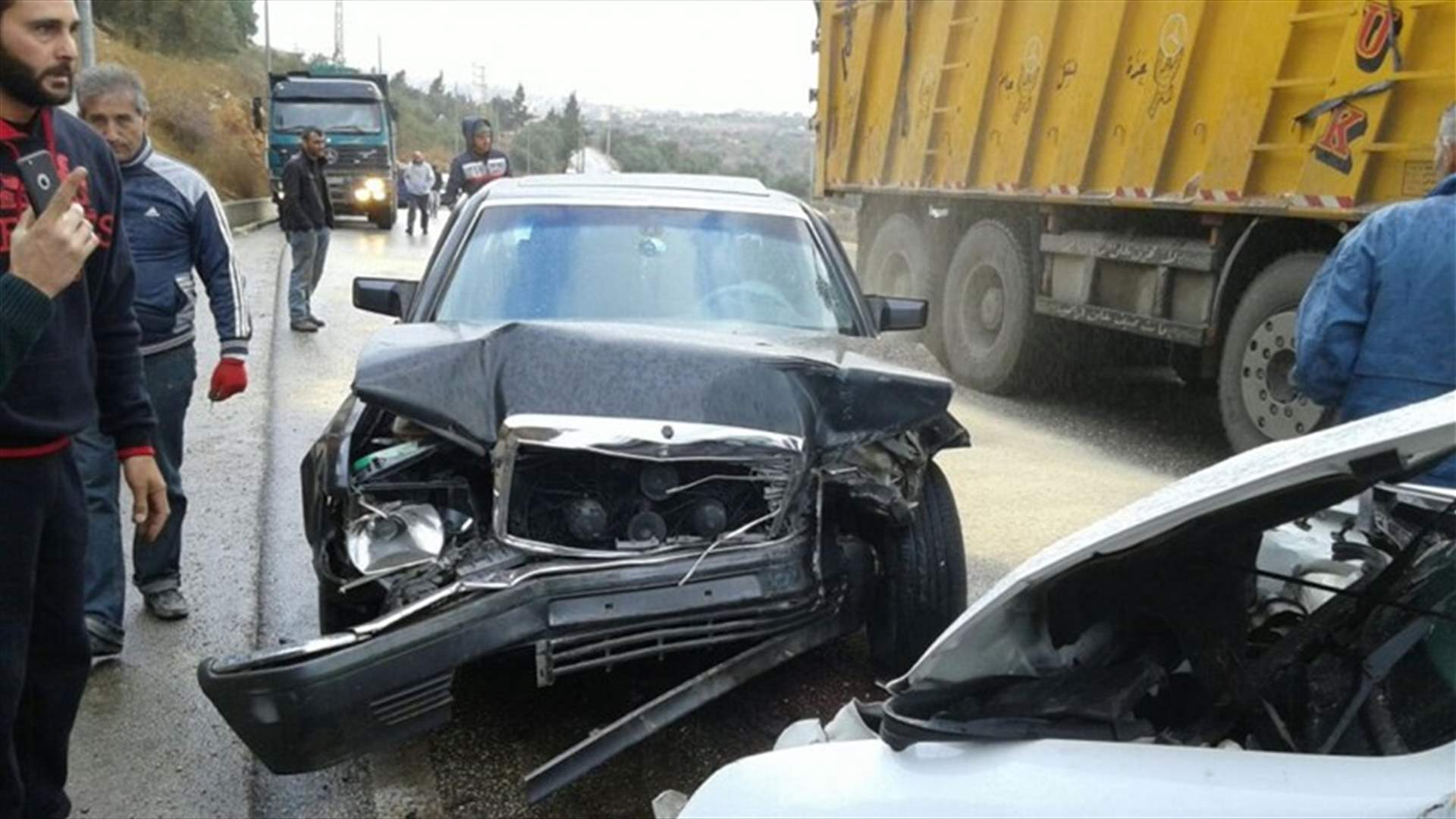 حوادث سير على أوتوستراد البترون -تنورين بسبب تسرب مادة المازوت