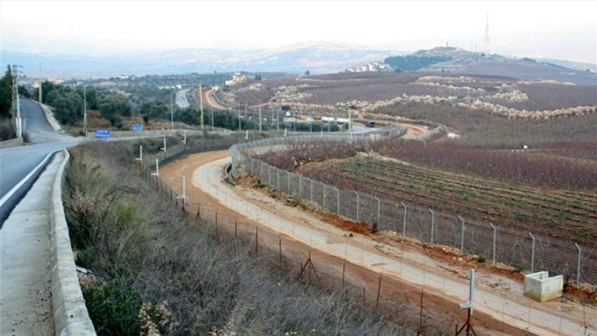 العثور على قنبلة عنقودية في سهل مرجعيون عليها كتابات عبرية (صورة)