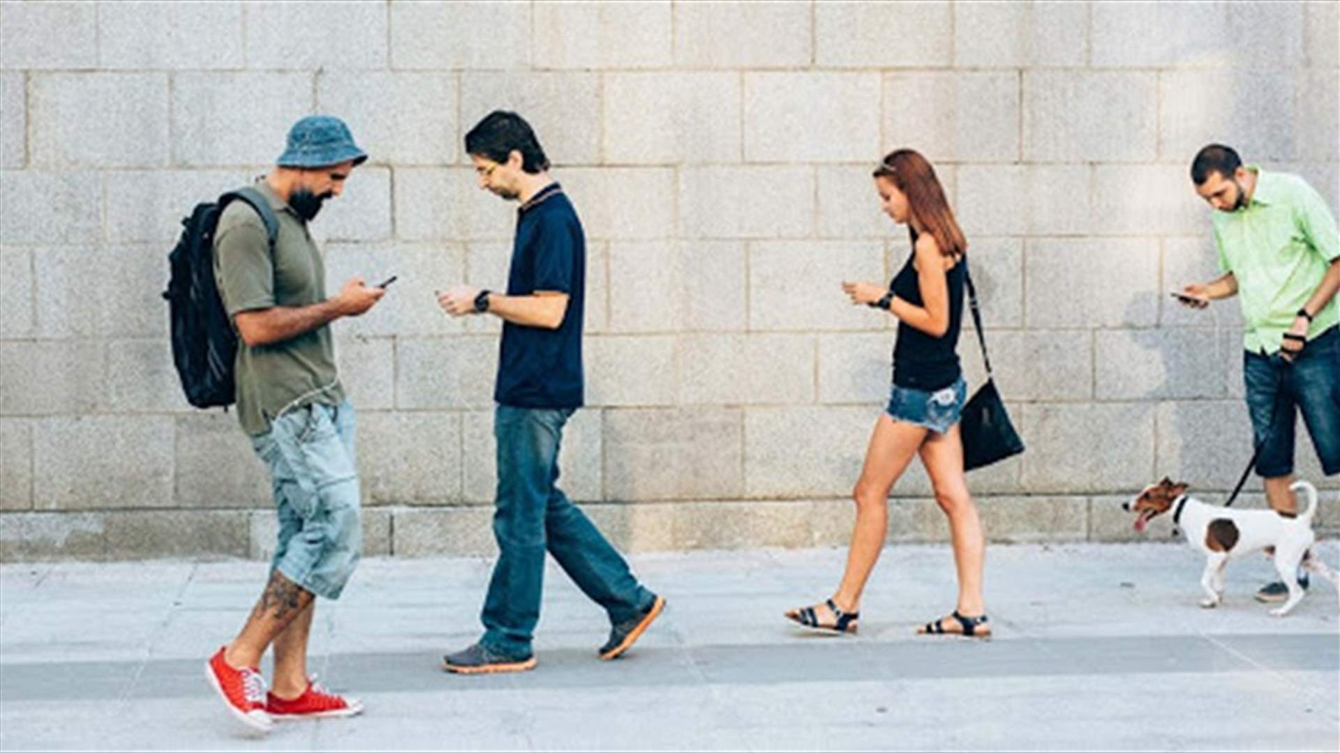 تطبيق جديد لتنبيه مستخدمي الهواتف الذكية لخطواتهم أثناء السير
