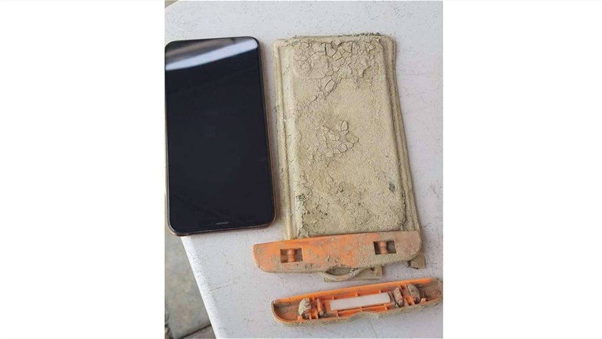 عثر على هاتفه بعد عام من فقدانه في بحيرة... والمفاجأة أنّه لا يزال يعمل! (صورة)