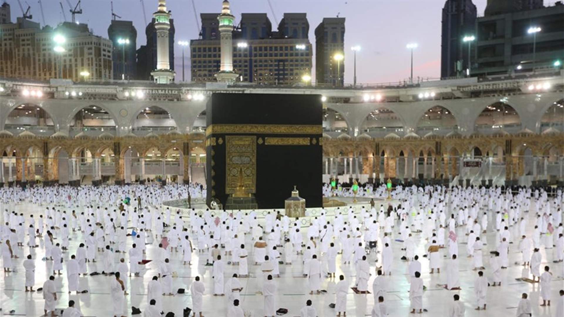 محصنون ضد فيروس كورونا يؤدون مناسك العمرة في بداية شهر رمضان
