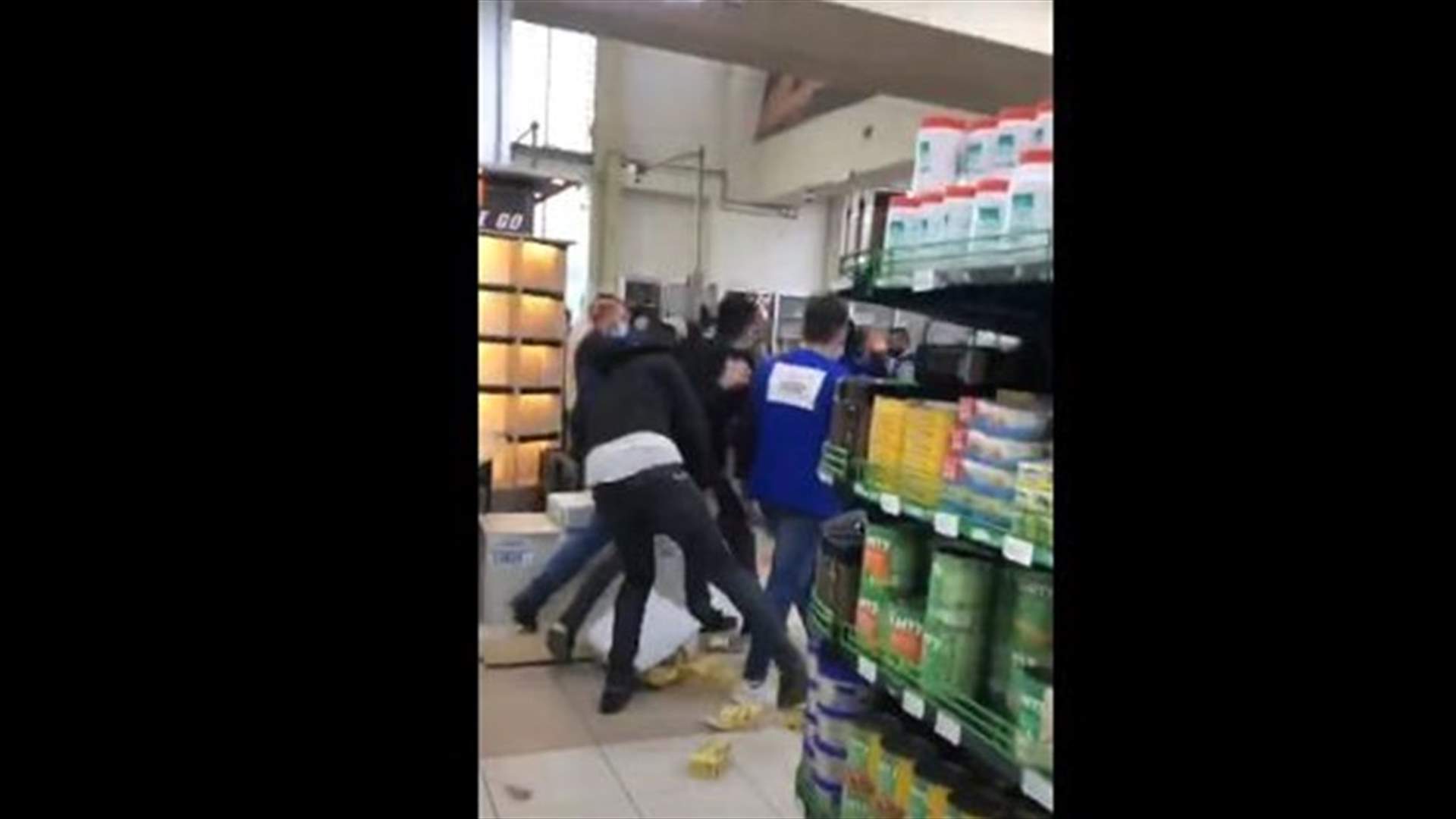 اشكال داخل سوبرماركت بسبب المواد المدعومة (فيديو)