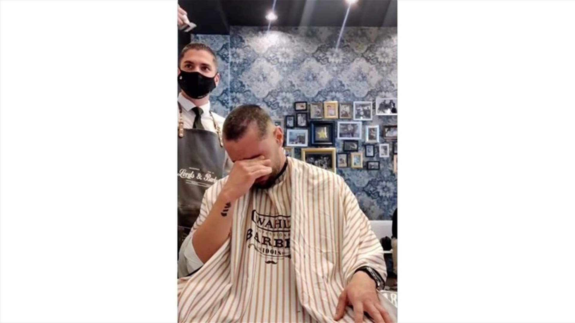 فيديو أبكى المشاهدين... حلاّق يحلق شعره بالكامل تضامناً مع صديقه المصاب بالسرطان!