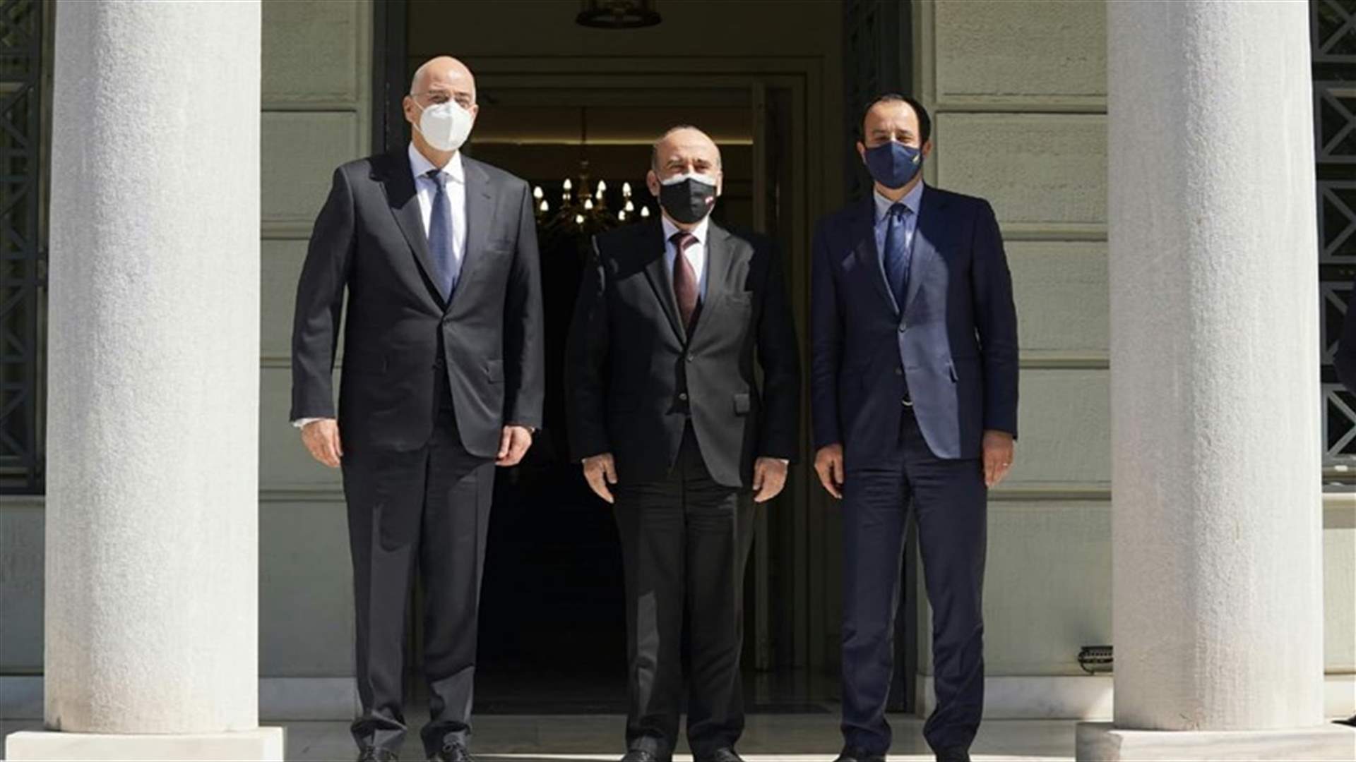 اجتماع مغلق بين وهبه ونظيريه اليوناني والقبرصي