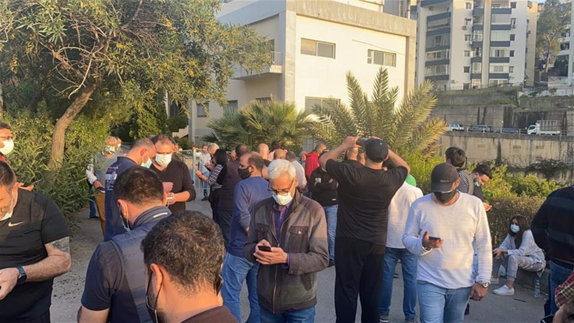 مجموعات من "متحدون" توجهت الى عوكر للتضامن مع القاضية غادة عون