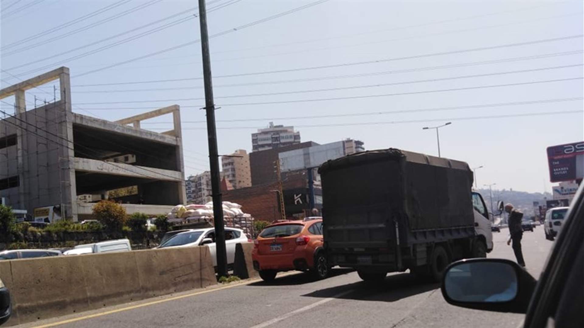 زحمة سير على أوتوستراد الزوق جراء سقوط شاحنة في حفرة وسط الطريق