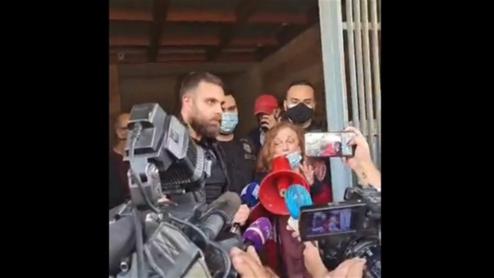 القاضية عون للمعتصمين في عوكر: نعمل ضمن القانون ولا نريد التطاول على أحد