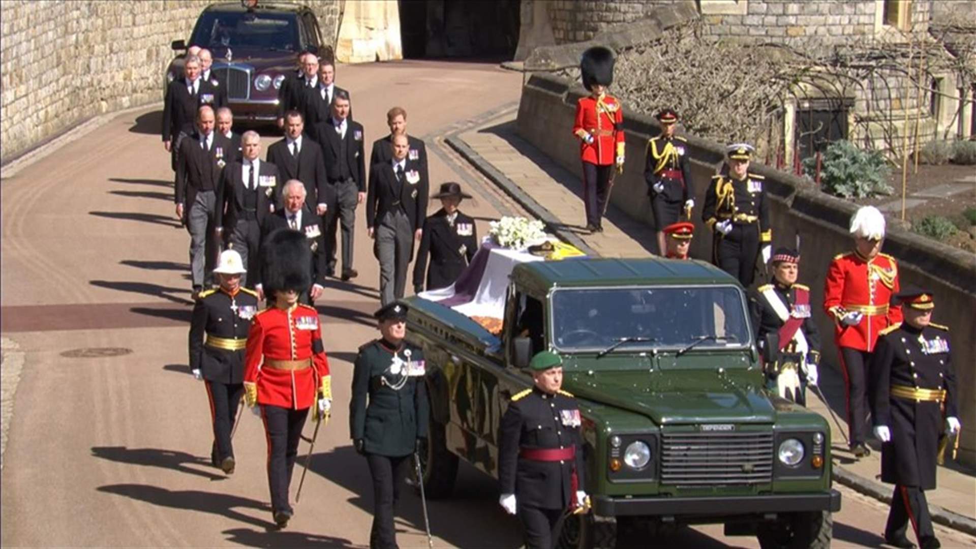 جنازة الأمير فيليب... الملكة إليزابيث تقف وحيدة في الوداع الأخير (صور)
