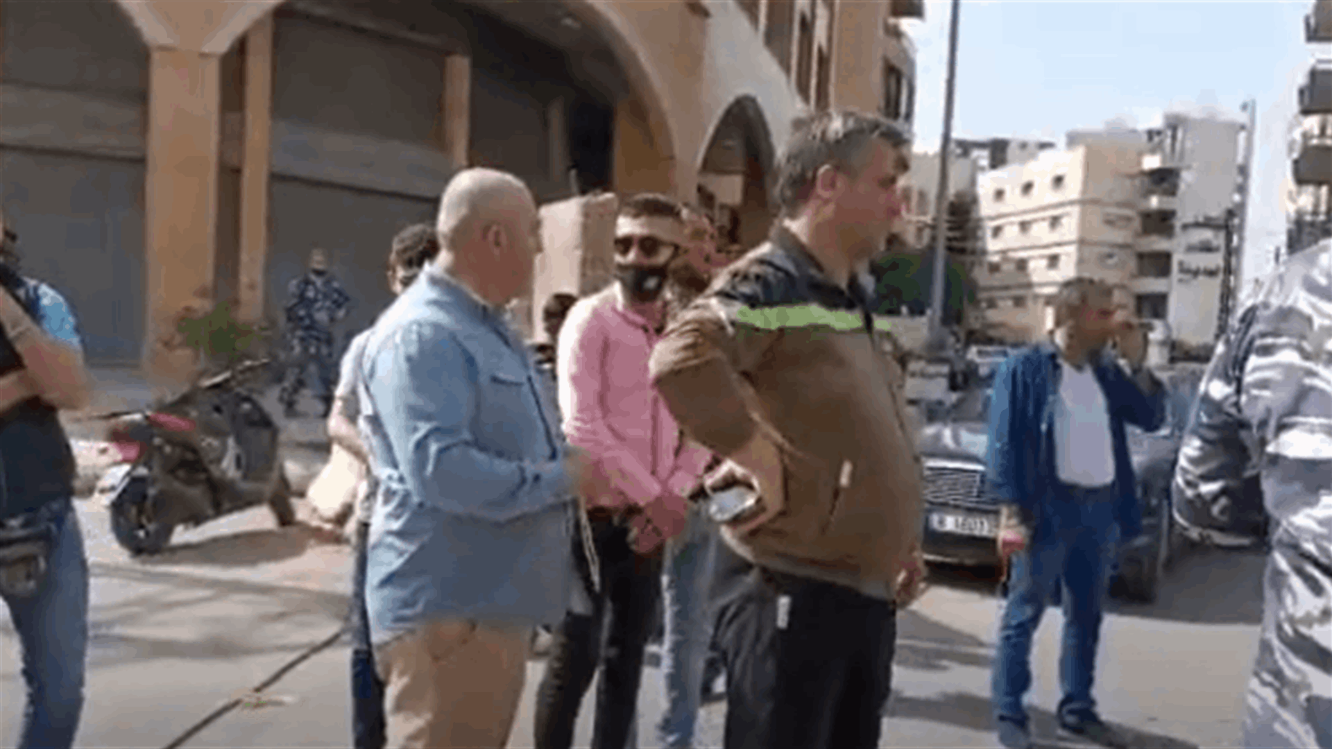 تجمع للمحتجين أمام سرايا طرابلس ... (فيديو)