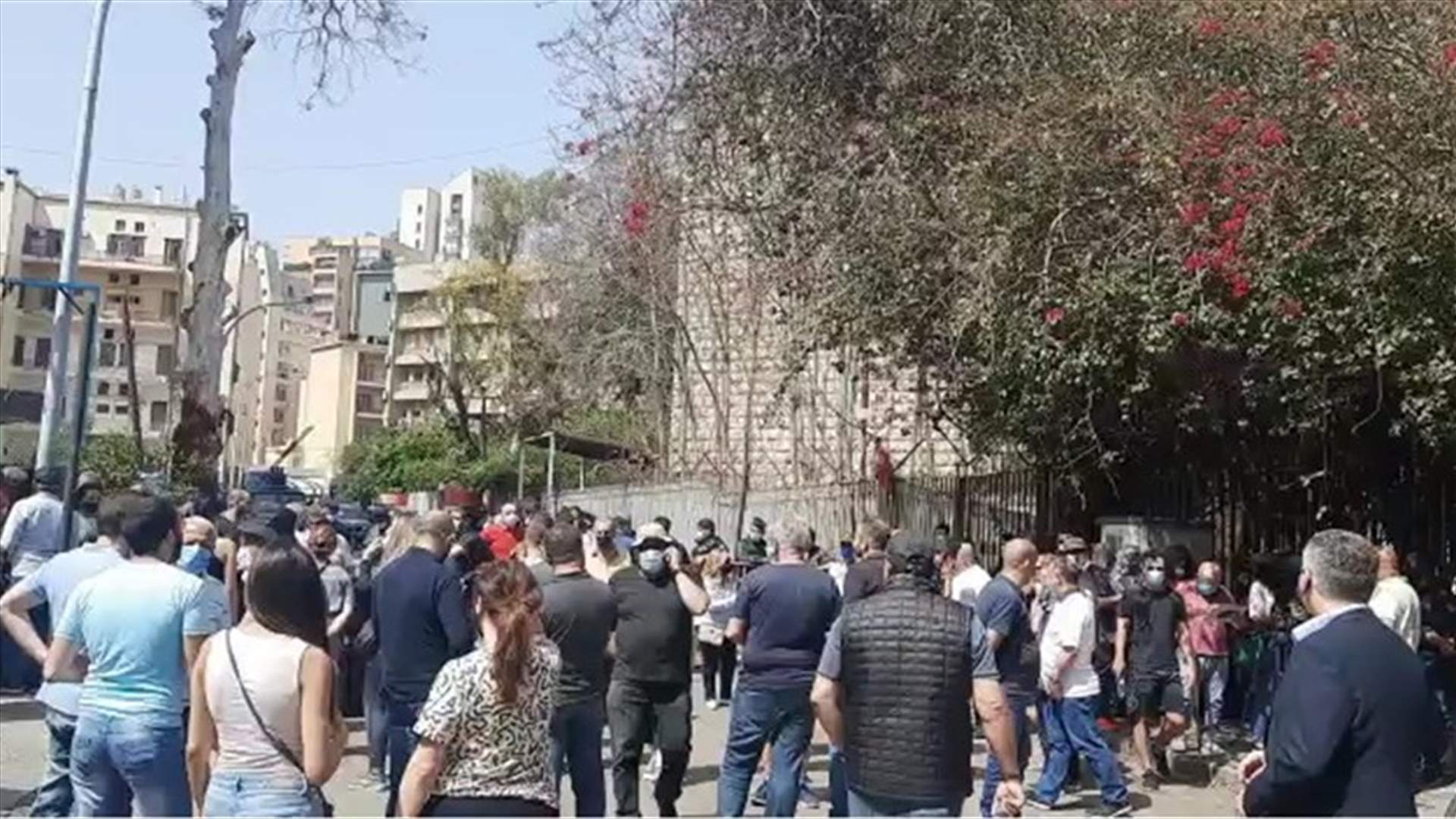 تجمع لمناصري التيار الحر أمام قصر العدل في مواكبة لجلسة الإستماع الى القاضية عون (فيديوهات)