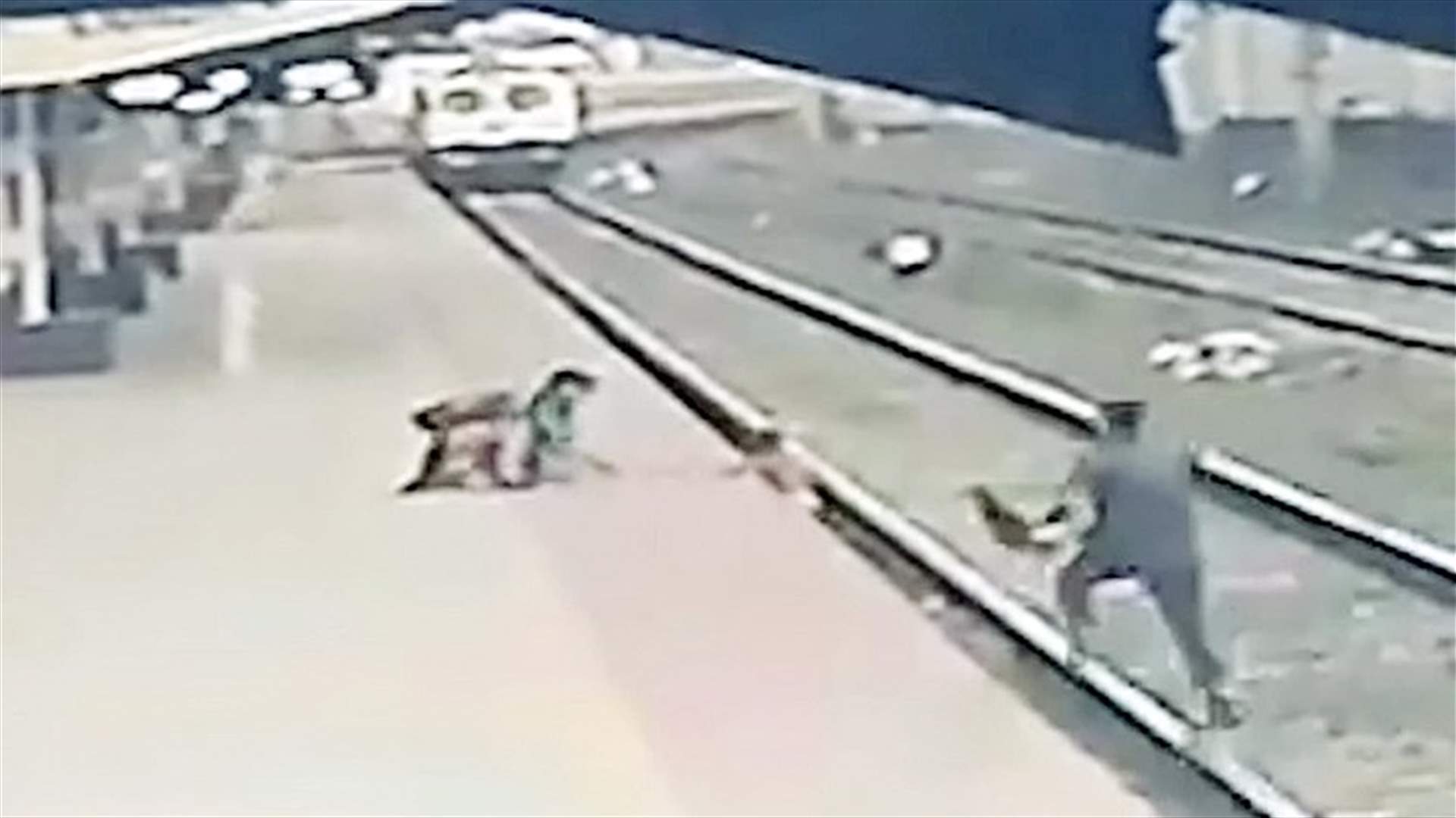 في الهند... طفل ينجو من حادث قطار خلال ثوانٍ! (فيديو)
