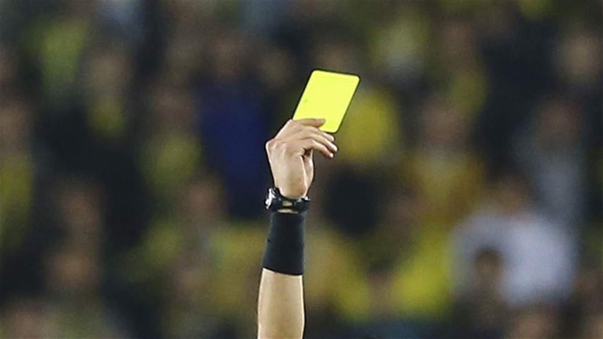 حكم كرة قدم في موقف حرجٍ...نسيَ البطاقة الصّفراء التي أراد رفعها لأحد اللاعبين (فيديو)