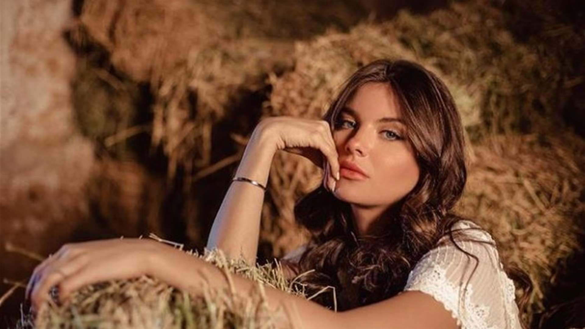 مايا رعيدي تطلّ من حوض السباحة بعد مغادرة لبنان
