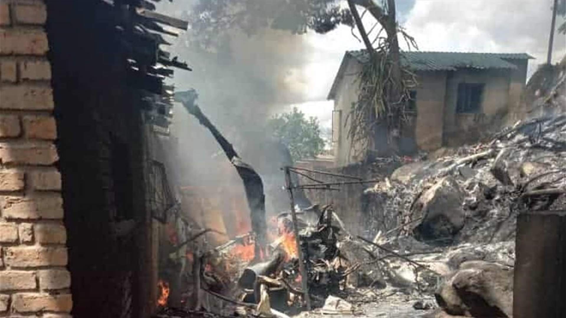 سقوط هليكوبتر عسكرية على منزل في زيمبابوي ومقتل أفراد طاقمها وطفل