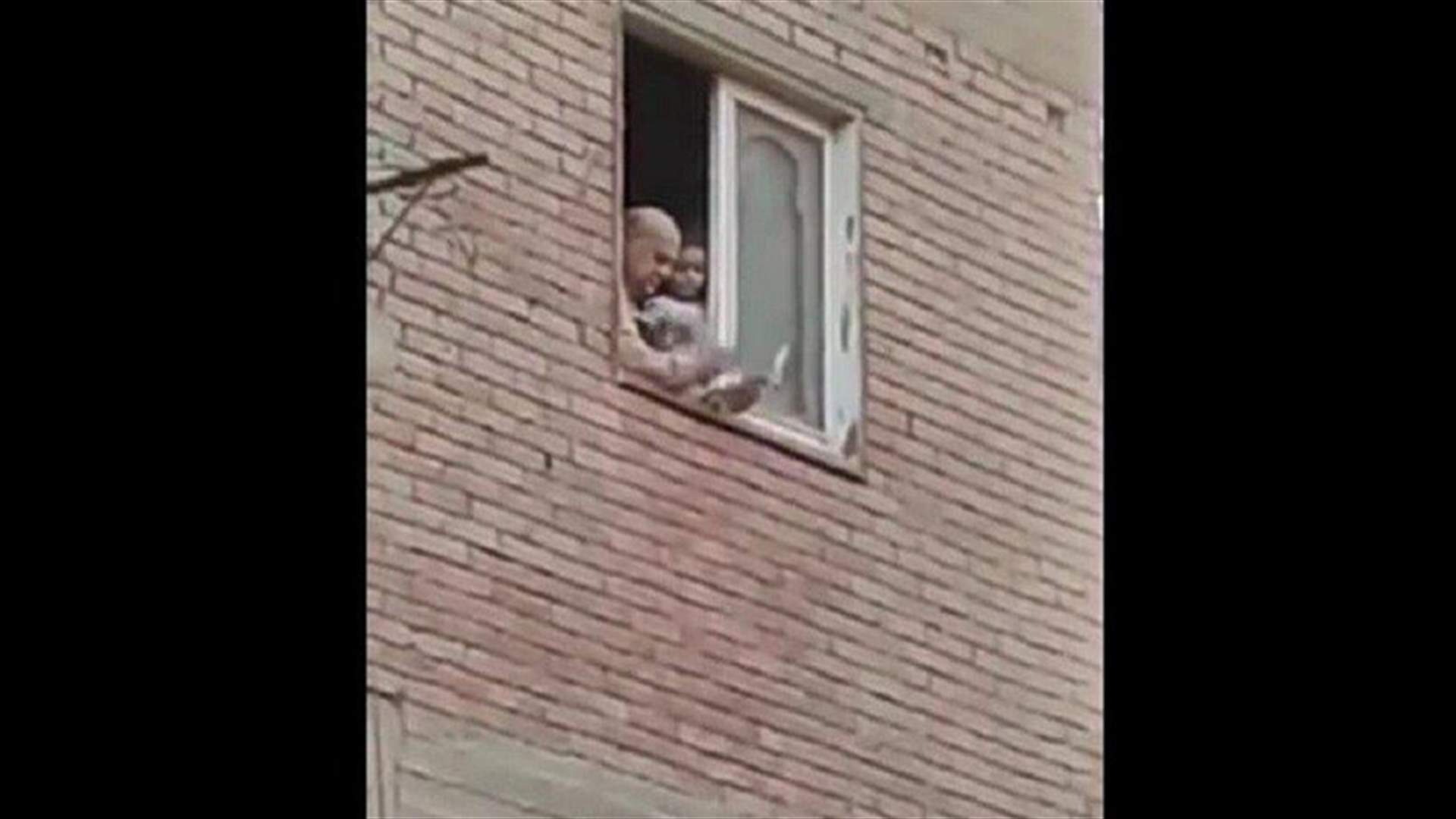 للمرّة الثانية...مصري يلقي أموالا طائلة على المواطنين من نافذة منزله (فيديو)