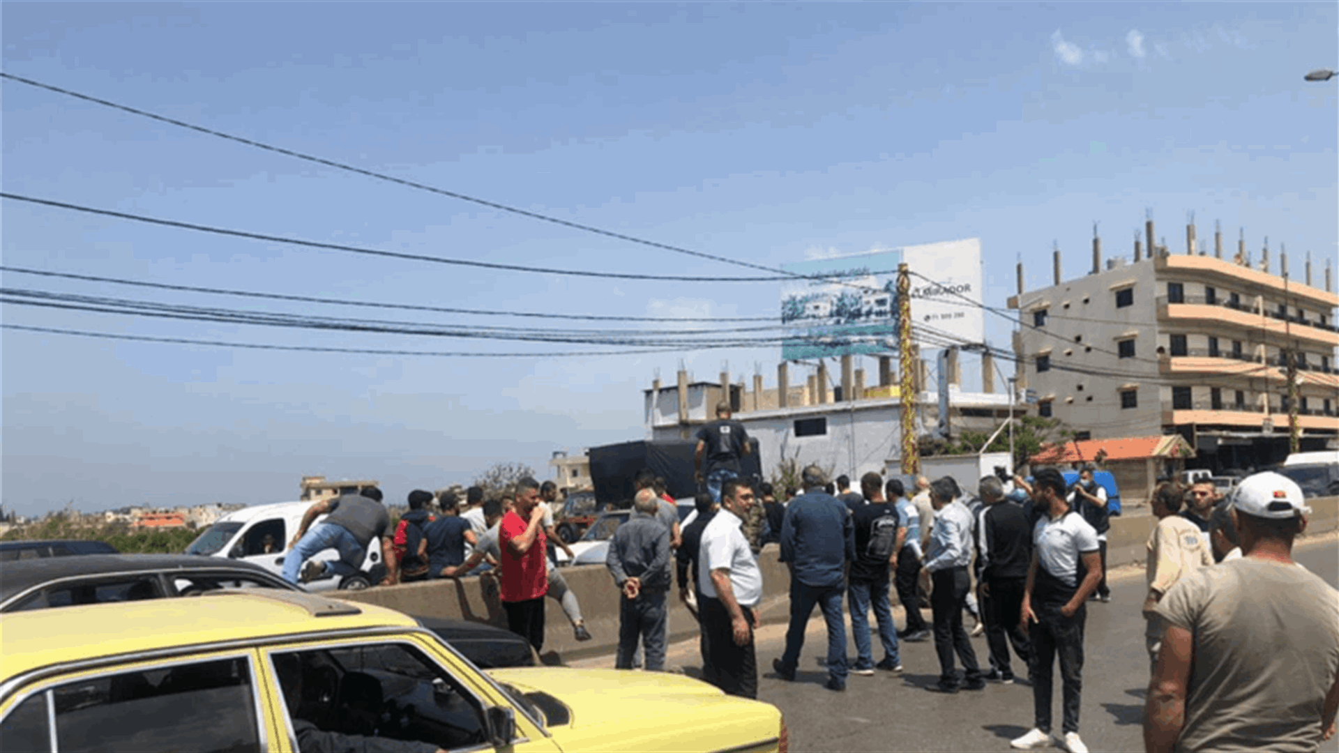 تجار البناء في المنية قطعوا الطريق لعدم تسلمهم الإسمنت