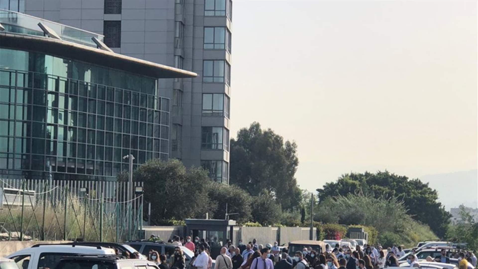 إقفال المبنى الرئيسي لبنك الاعتماد اللبناني في العدلية من قبل المتظاهرين