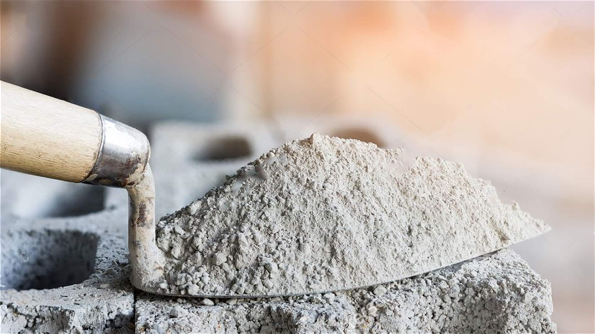 تجار وعمال بناء يوقفون شاحنة اسمنت على اوتوستراد المنية...