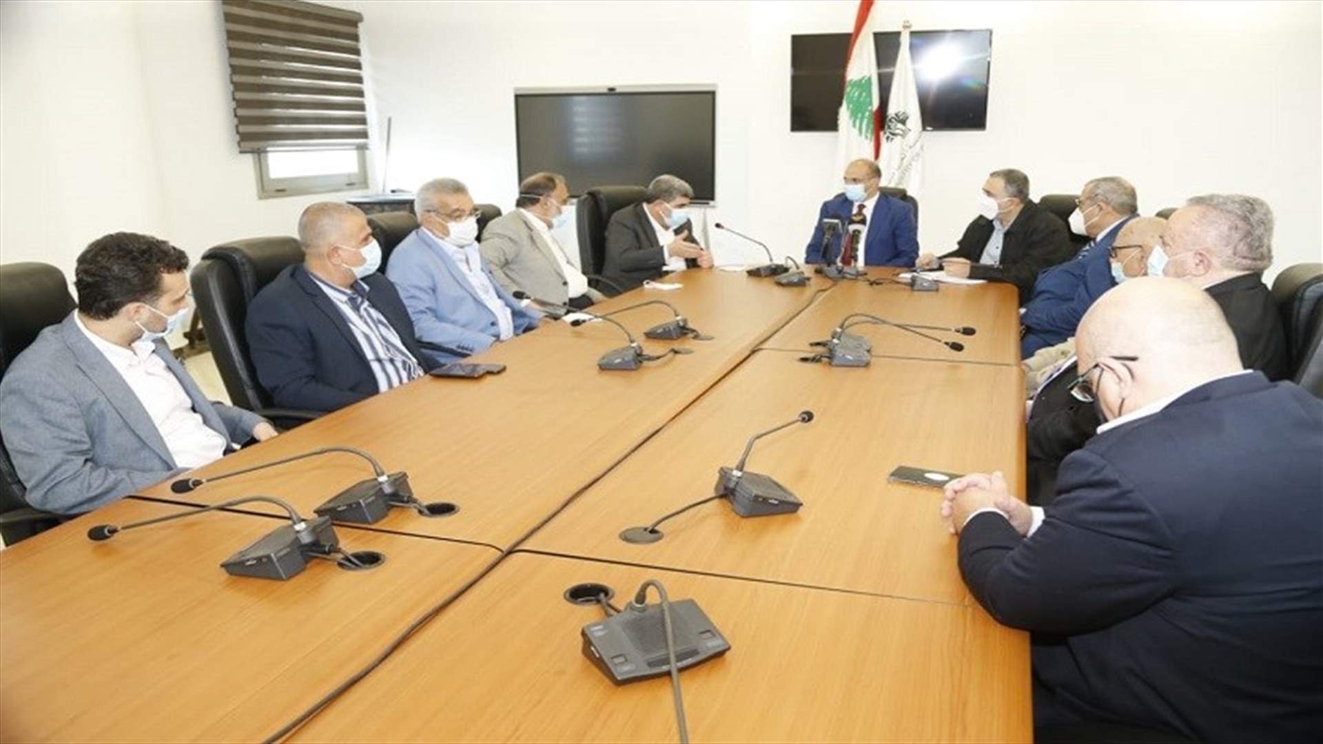 حسن بحث مع اتحاد النقل البري في تسريع إعطاء اللقاح للسائقين وعرض مع ضومط سبل تحفيز القطاع التمريضي على عدم الهجرة